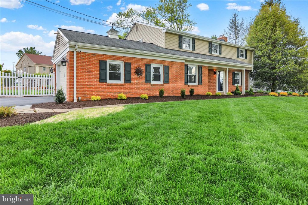 Photo of 560 Valley View Drive, NEW HOLLAND, PA 17557 (MLS # PALA2086978)