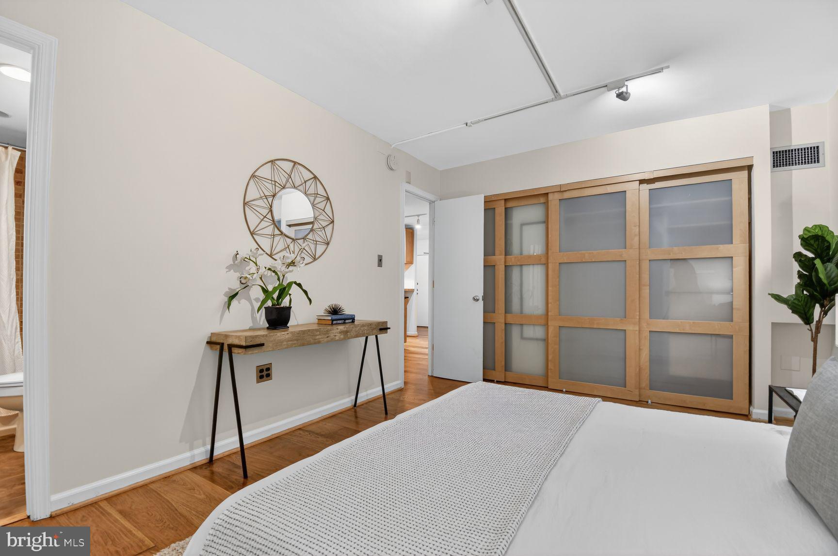 DUPONT CIRCLE - Commercial Sale
