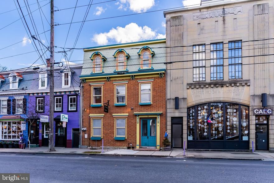 Beautiful downtown commercial building along Carlisle's first block of West Pomfret Street.  Located centrally among local businesses, retailers, boutiques, galleries, and eateries!  A short walk to downtown amenities - and plenty of foot traffic. Building includes 1,517 SF of charming first floor retail space with hardwood floors, kitchen, and laundry service. Second floor features a spacious, renovated 3 BR / 1 Bath apartment with laundry. apartment has separately metered electricity / natural gas. Paver patio and rear courtyard for outdoor activities. Detached block garage building (28' x 40' = 1,140 SF) with alley access from the rear. Garage has electricity and a 10x12 overhead door. Several stackable off-street parking spaces in the rear. First floor is currently rented at $1,600/month for the retail space; second floor apartment is currently rented  at $1,500 a month. The owner is currently using the garage, proposed rent  $500 a month.