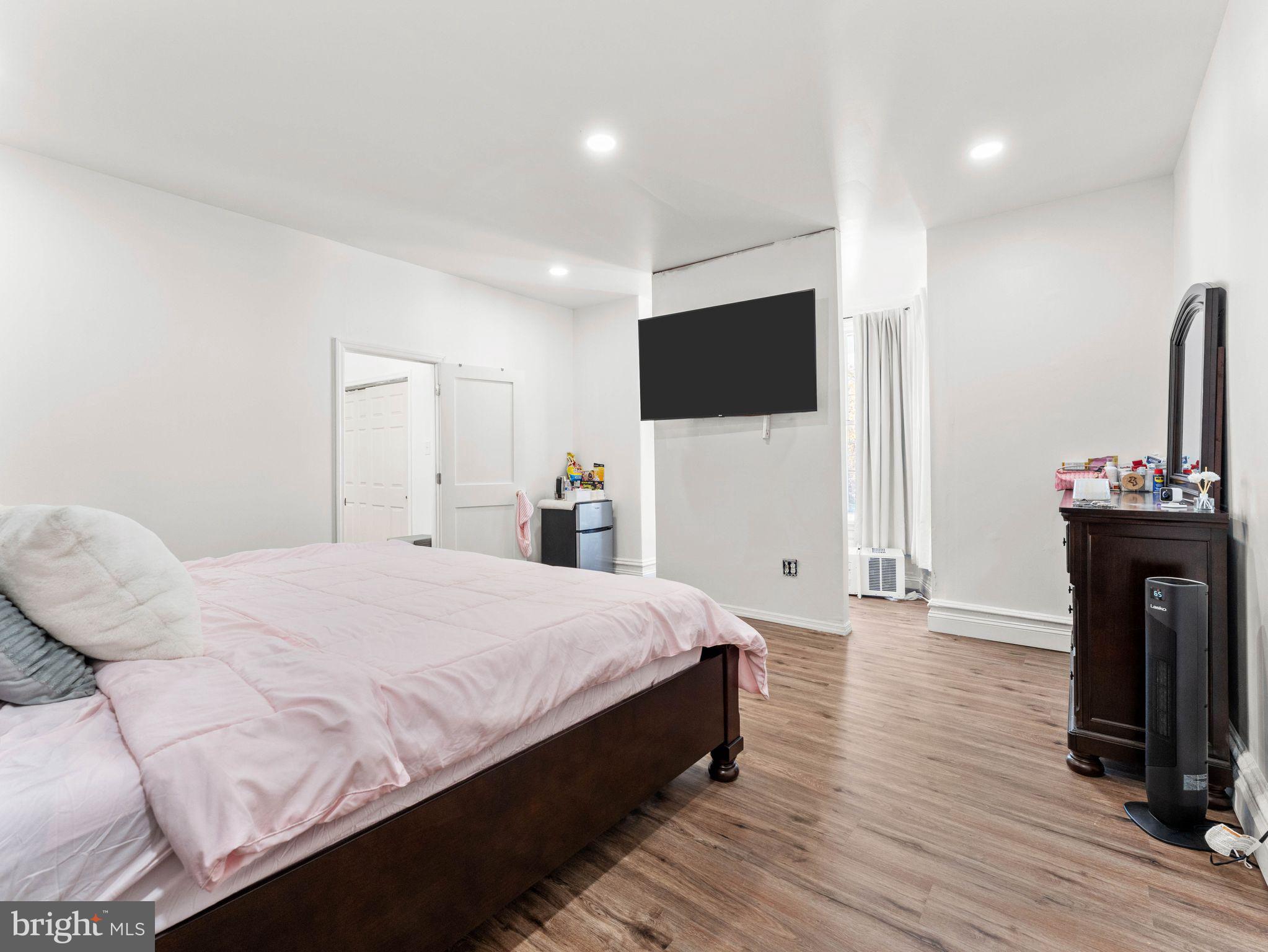 PHILADELPHIA (NORTH) - Commercial Sale