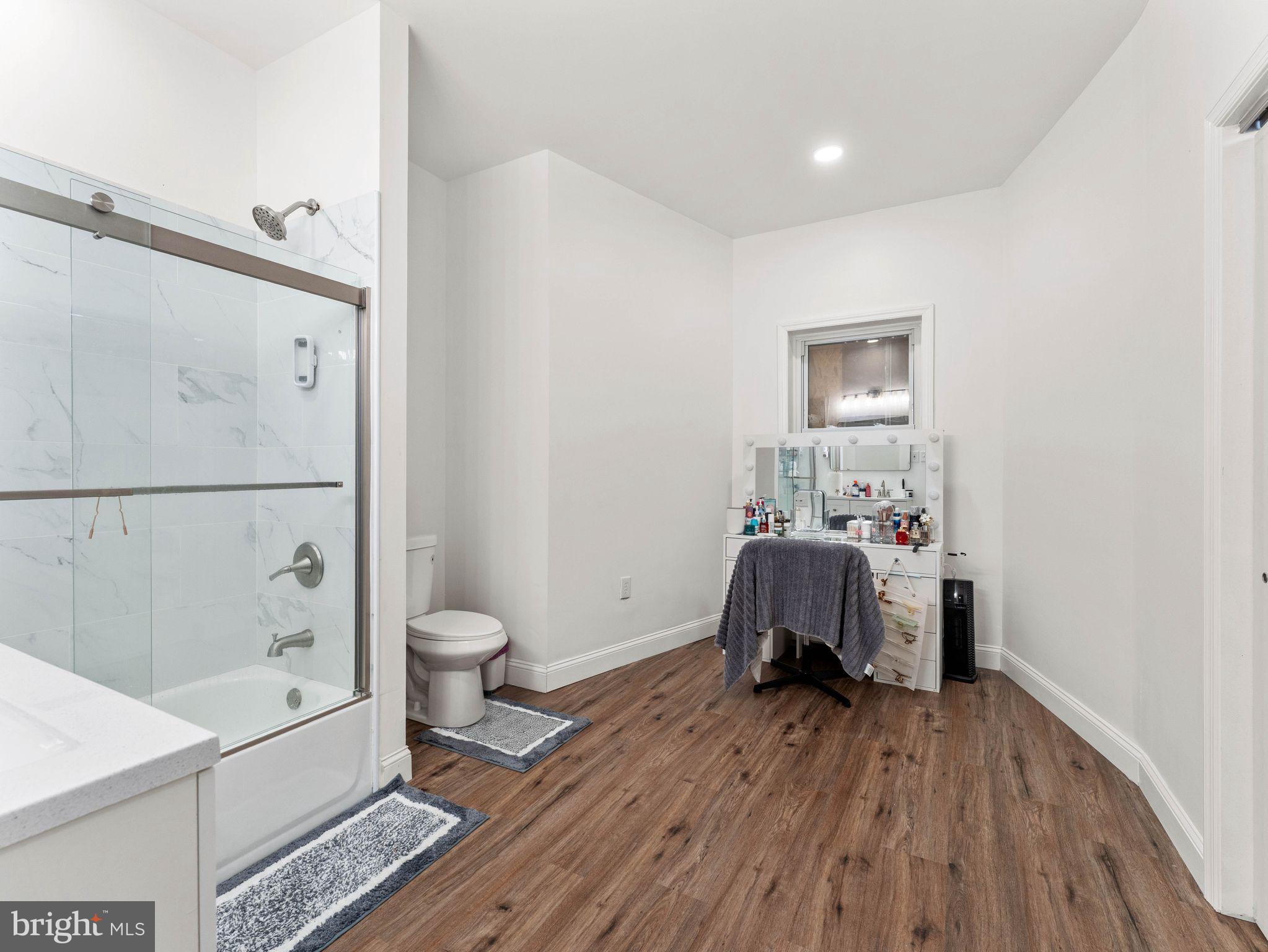 PHILADELPHIA (NORTH) - Commercial Sale