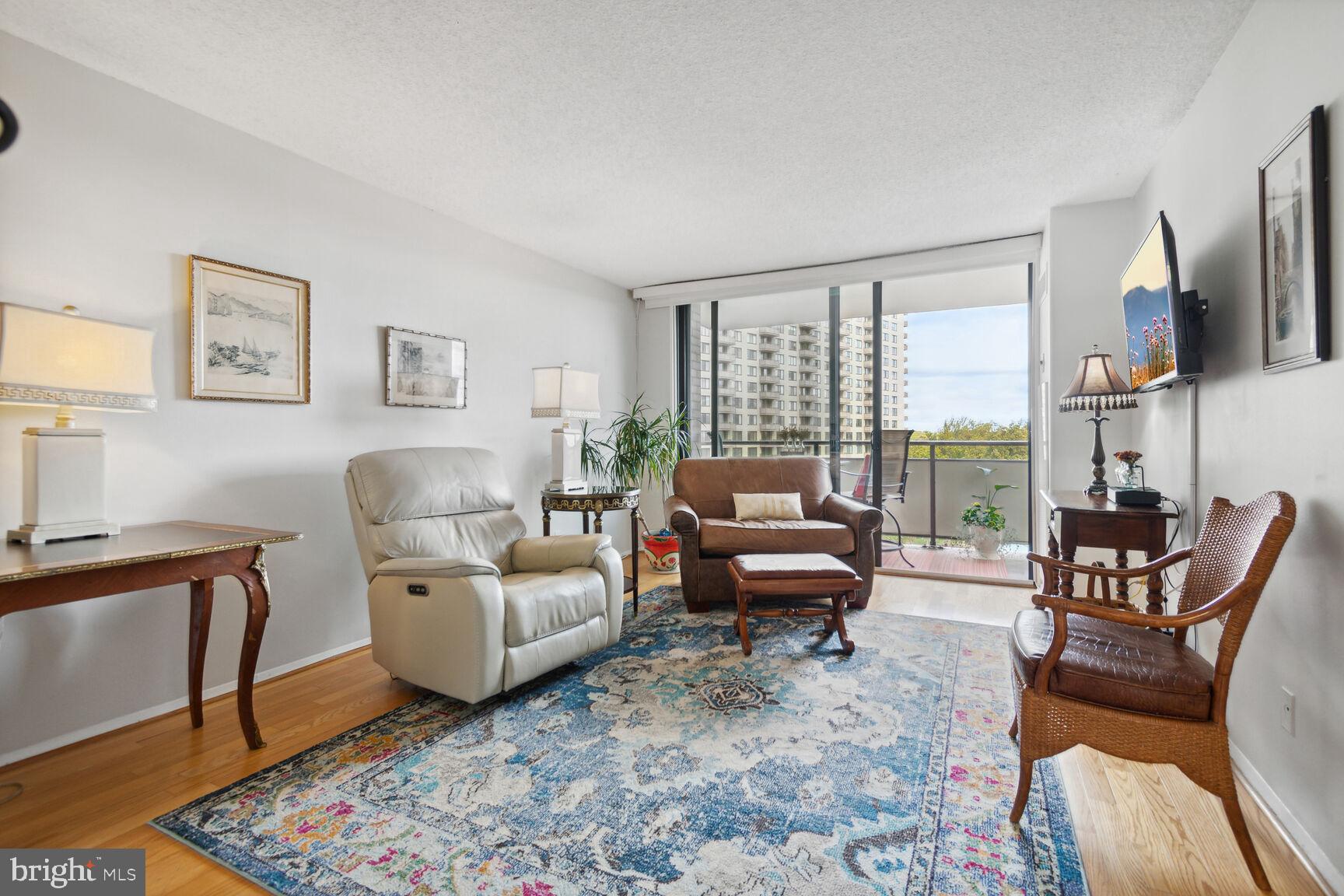 PROMENADE TOWERS - Residential