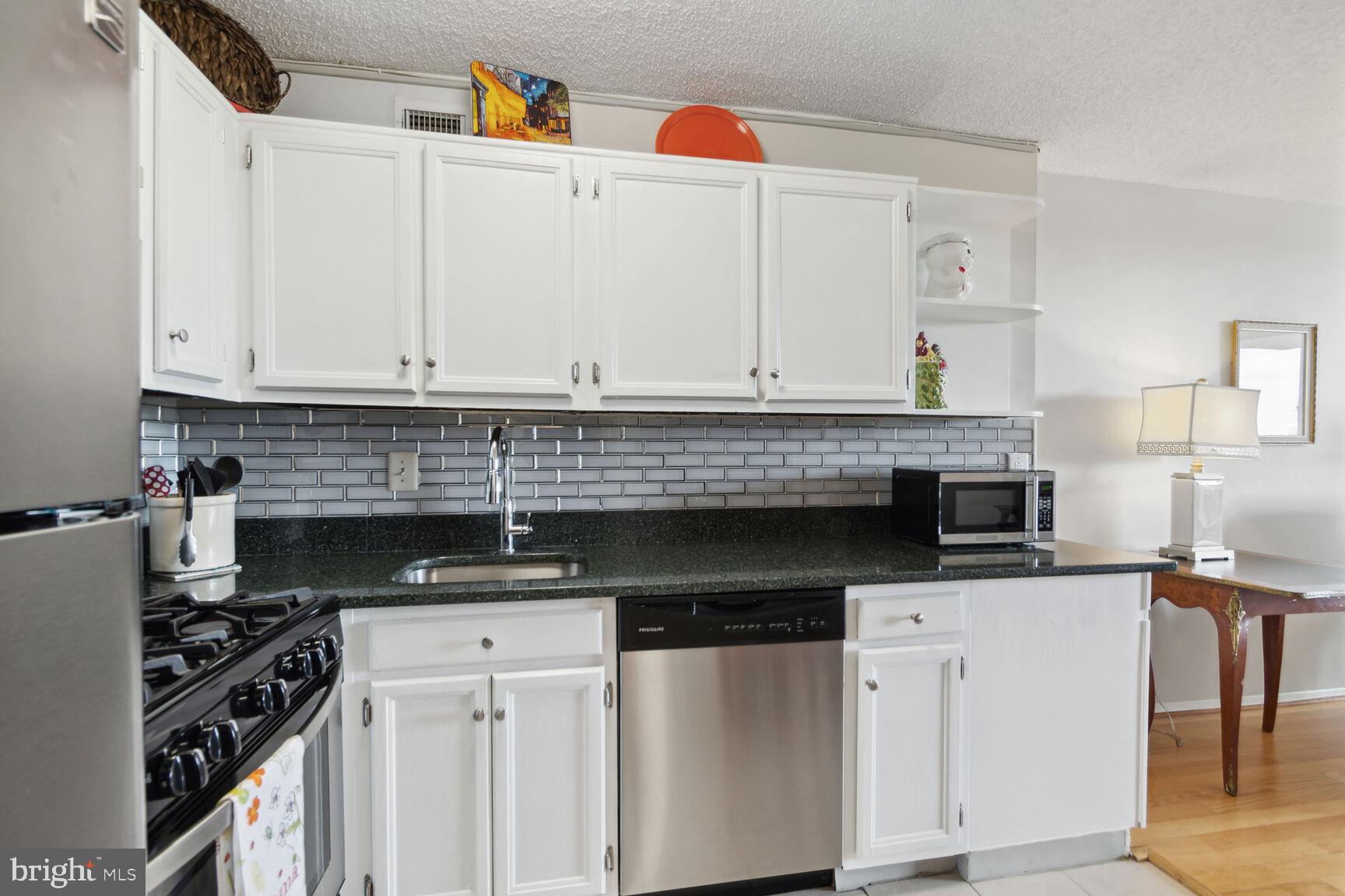 PROMENADE TOWERS - Residential