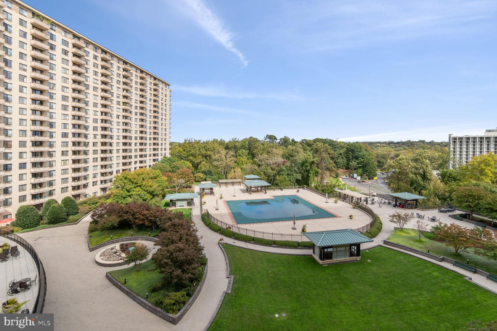 PROMENADE TOWERS - Residential