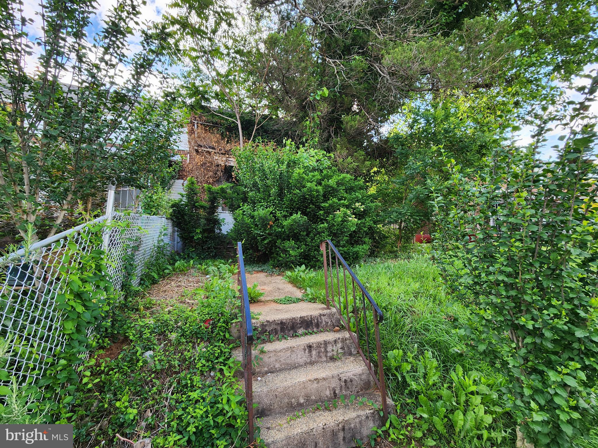 ONLINE AUCTION: Bidding begins 7/9/2025 @ 10:00 AM. Bidding ends 7/11/2025 @ 11:50 AM. List Price is Suggested Opening Bid. Deposit: $5,000. Two-story townhome located in the Greenspring neighborhood.
Within +/- 2 miles of Pimlico Racecourse, Cold Spring Park, and Druid Hill Park. Nearest major traffic arteries include Reisterstown Rd and Park Heights Ave.