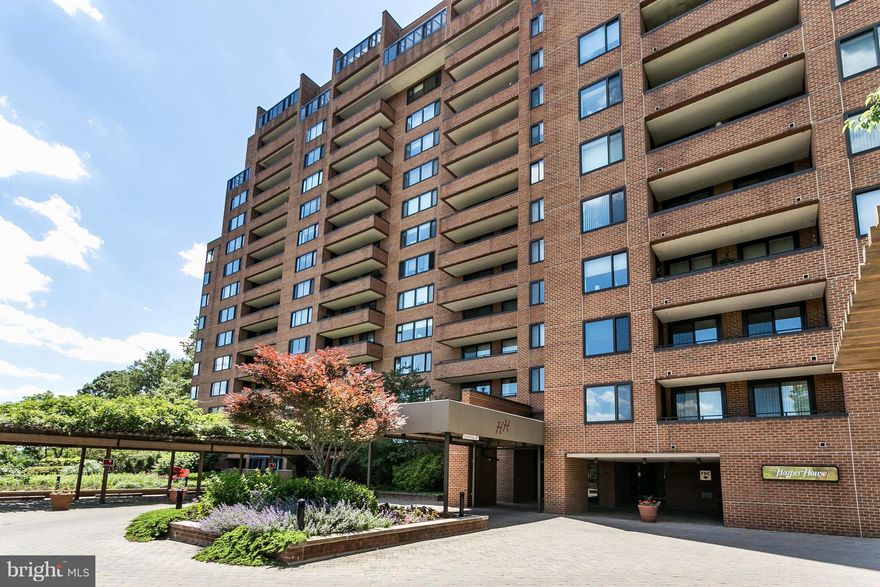 SPACIOUS ONE BEDROOM ON A HIGH FLOOR OFFERS TREETOP VIEWS FROM EVERY WINDOW! GLEAMING PARQUET FLOORS AND FRESH PAINT THROUGHOUT. WASHER/DRYER IN UNIT. HARPER HOUSE IS A FULL SERVICE LUXURY BUILDING: RENT INCLUDES DOORMAN, POOL, TENNIS, PARKING AND UTILITIES. LARGE PARKING SPACE NEAR ELEVATOR IN THE GARAGE. GREAT LOCATION CONVENIENT TO I-83 & DOWNTOWN, JUST STEPS AWAY FROM SHOPS AND RESTAURANTS!
