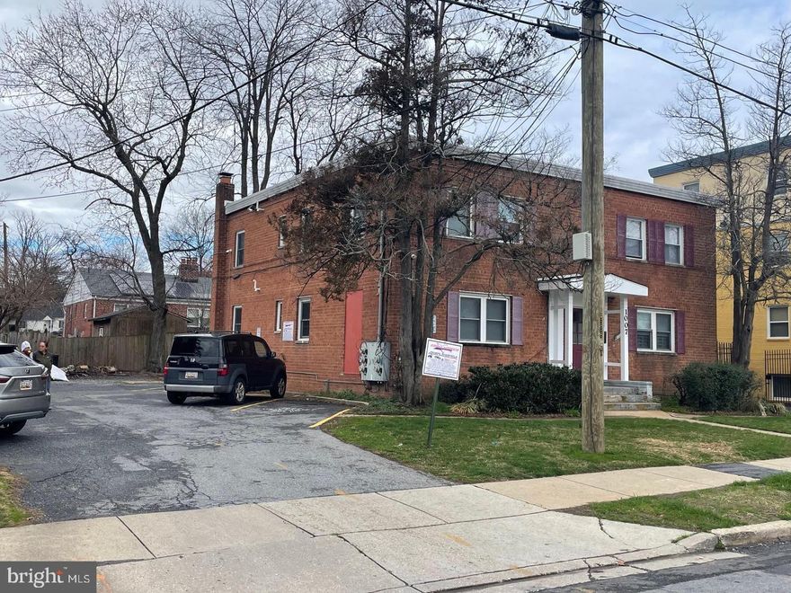 Its limited service brokerage. Contact landlord directly. 2 bedroom 1 bathroom, freshly painted, right accross the metro station on University Boulevard. Hurry ........