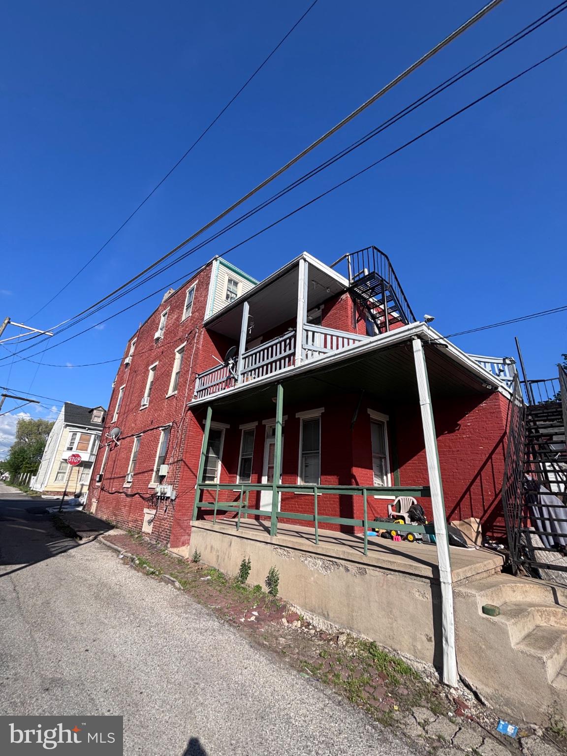 Main image without alt text