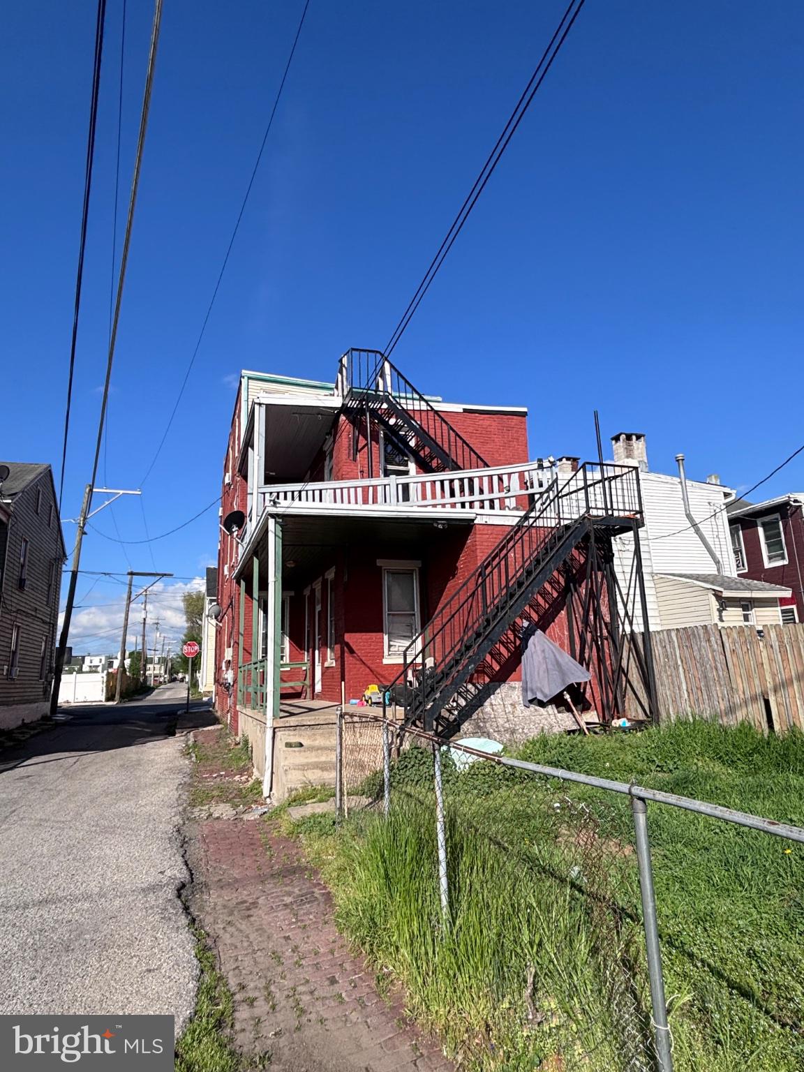 Main image without alt text