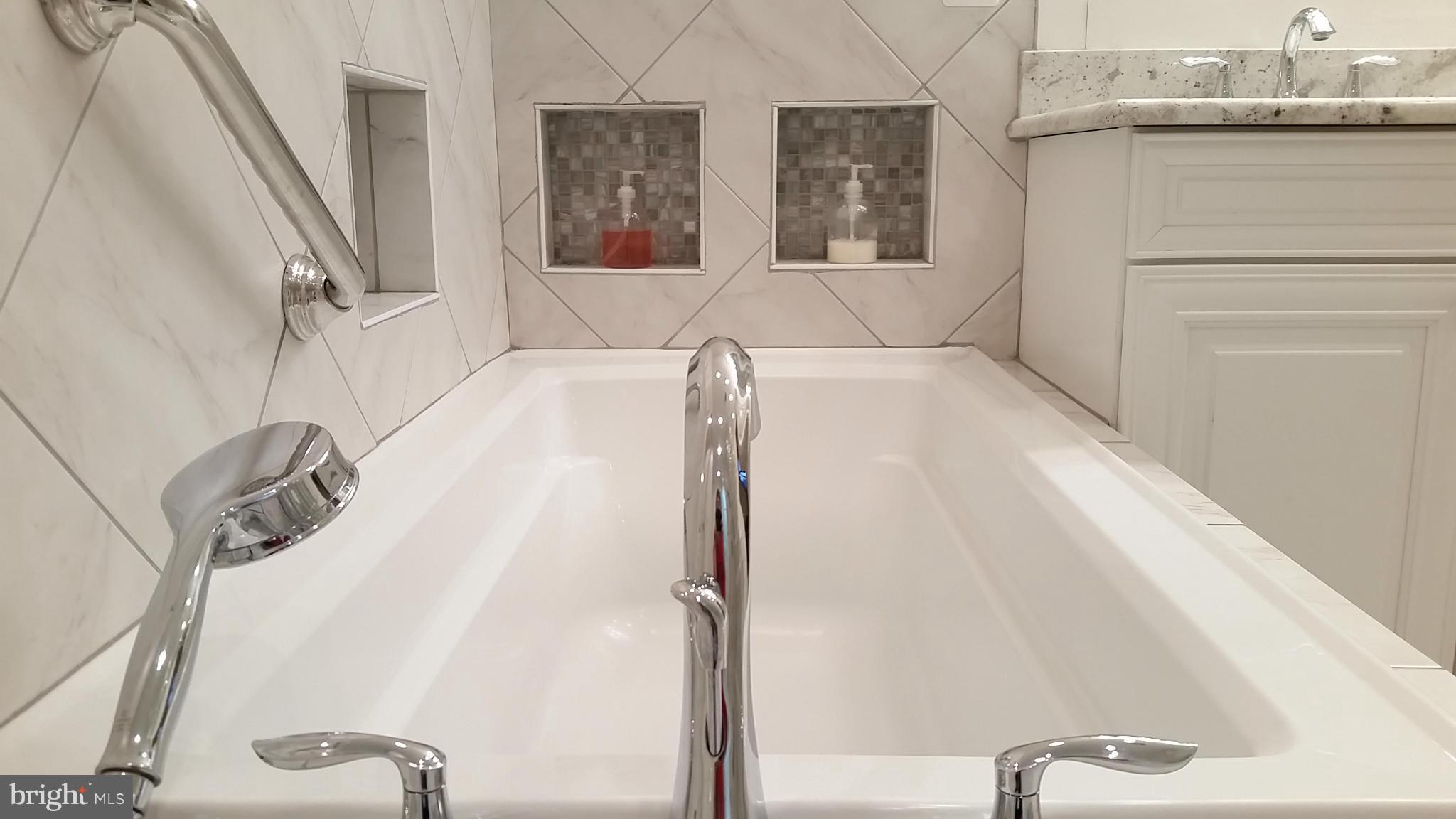 LINCOLNIA HILLS - Residential