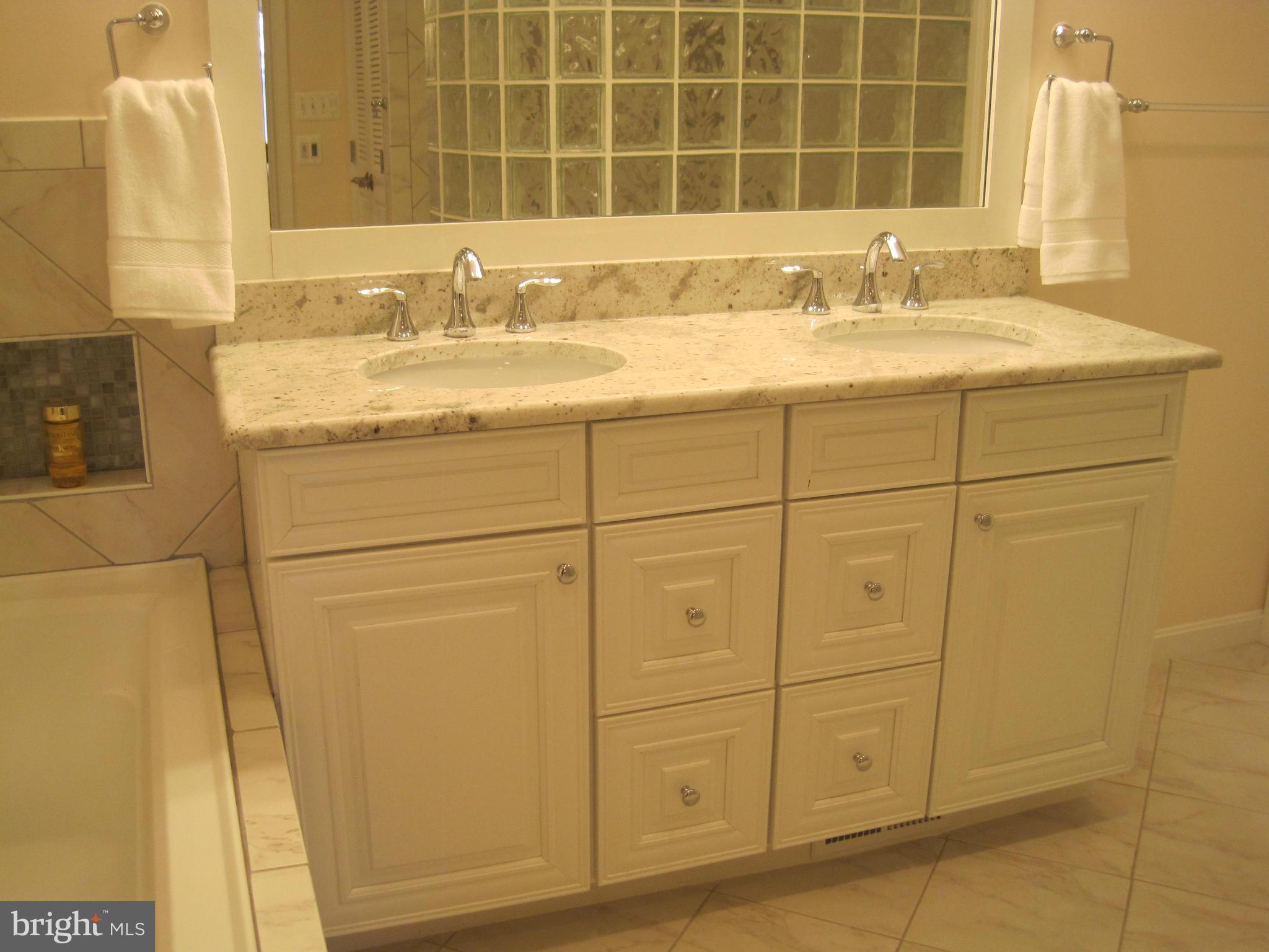 LINCOLNIA HILLS - Residential