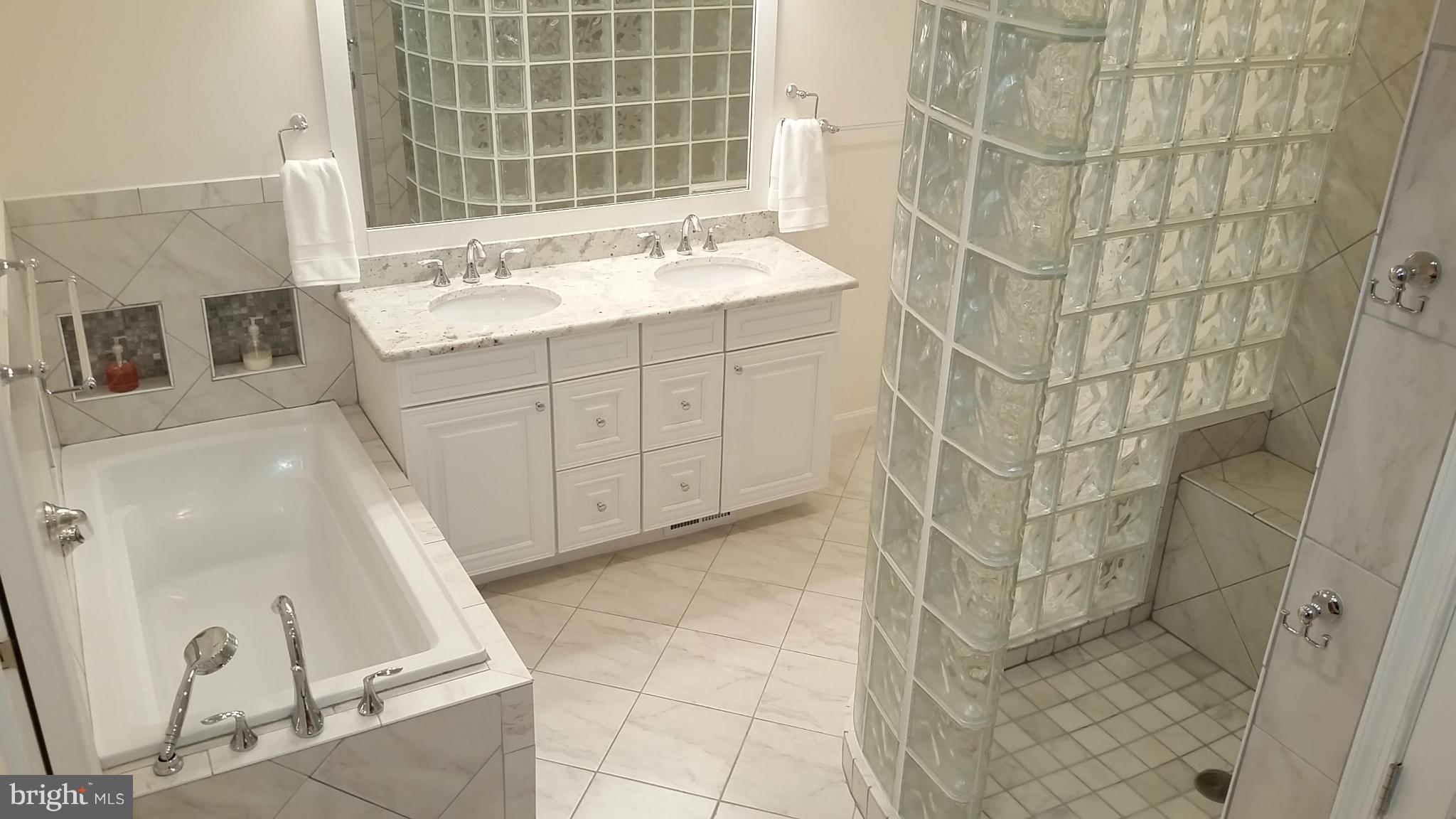 LINCOLNIA HILLS - Residential