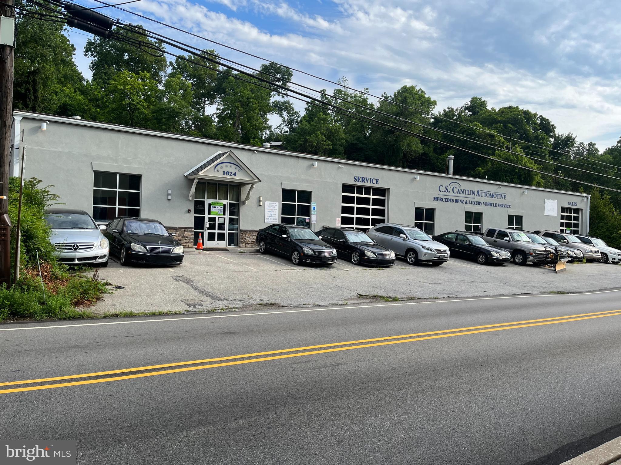 Equity Retail Brokers is pleased to offer the opportunity to purchase or lease an ±8,400 SF vacant automotive repair building on approximately 0.36 Acres in West Conshohocken, PA. Located at 1024 Matsonford Rd, this property sits at the junction of I-476 and I-76, providing convenient accessibility to major roadways. This is the primary corridor for southbound traffic on I-476 as well as many nearby neighborhoods to Conshohocken. This highly-traveled corridor sees nearly 14,500 vehicular ADT. This offering features a rectangular warehouse-type building with office space, approximately 20-foot-high
ceilings, off-street parking, and signage.
Formerly a European luxury car facility, this building is suited for an automotive service or collision use. The sale includes 7 hydraulic lifts, offices, break room, lobby, and storage.