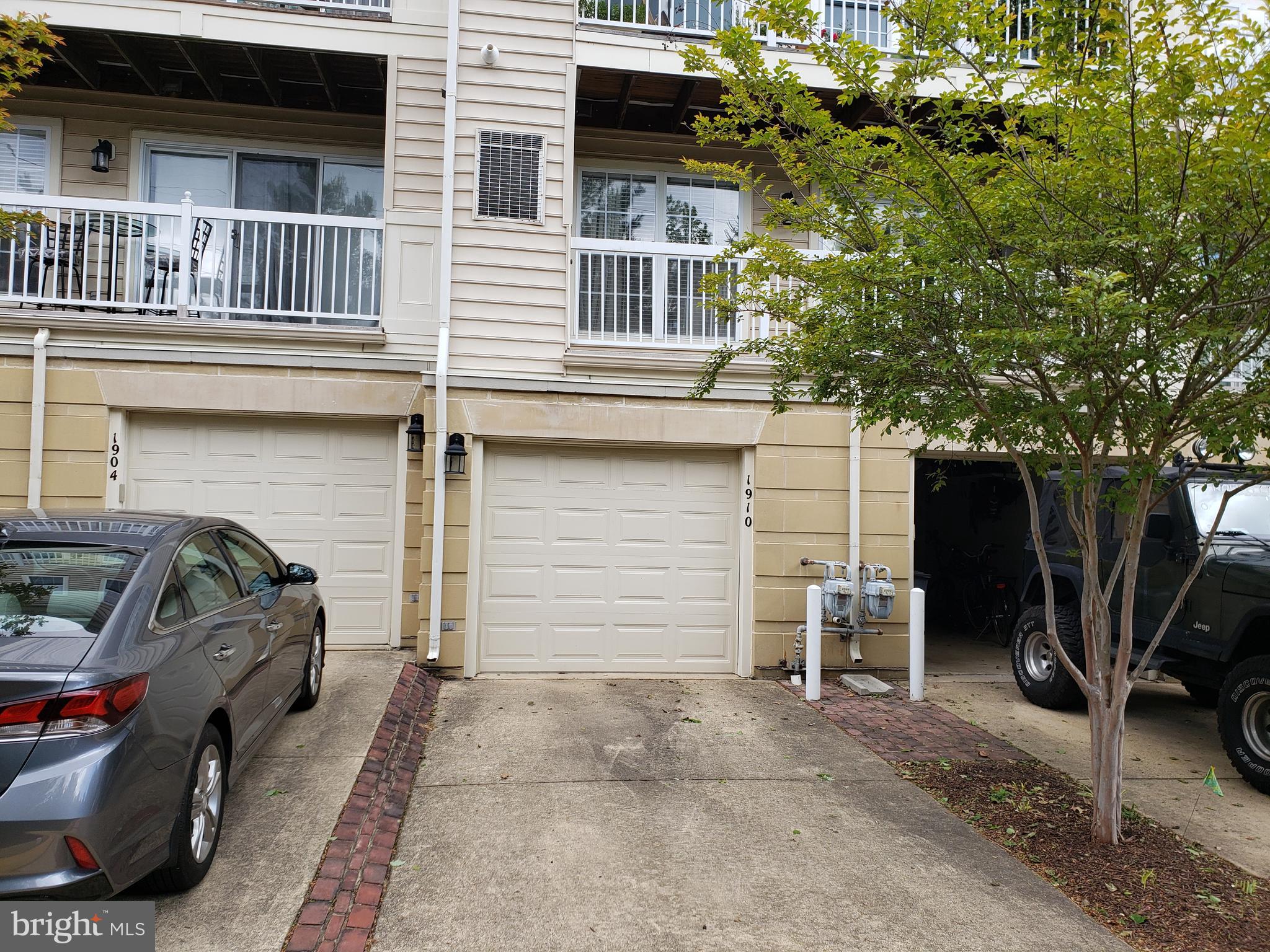 LINCOLN PARK - Residential Lease