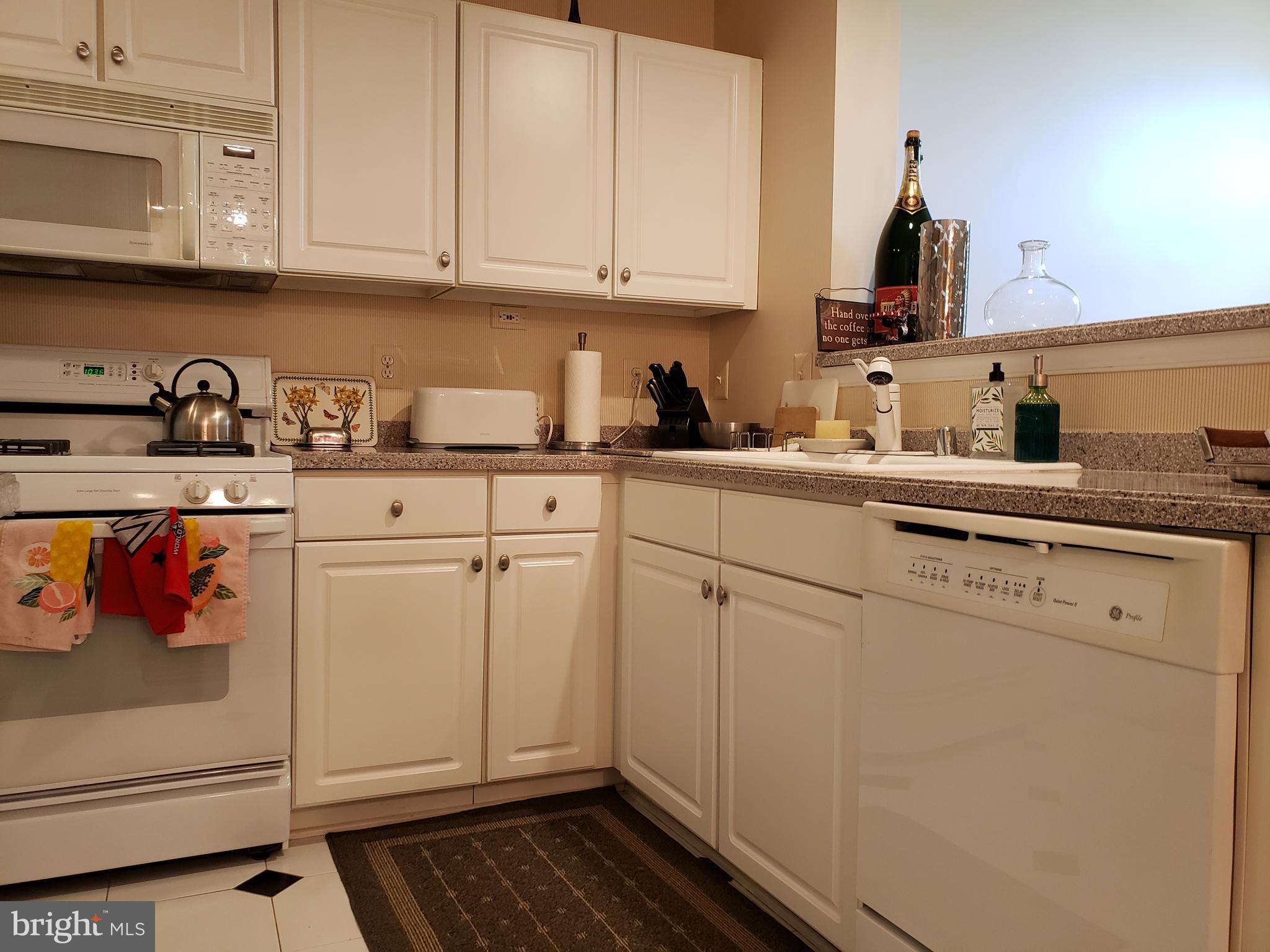 LINCOLN PARK - Residential Lease
