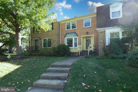 Photo of 2417 Falls Place Court, FALLS CHURCH, VA 22043 (MLS # VAFX2274992)