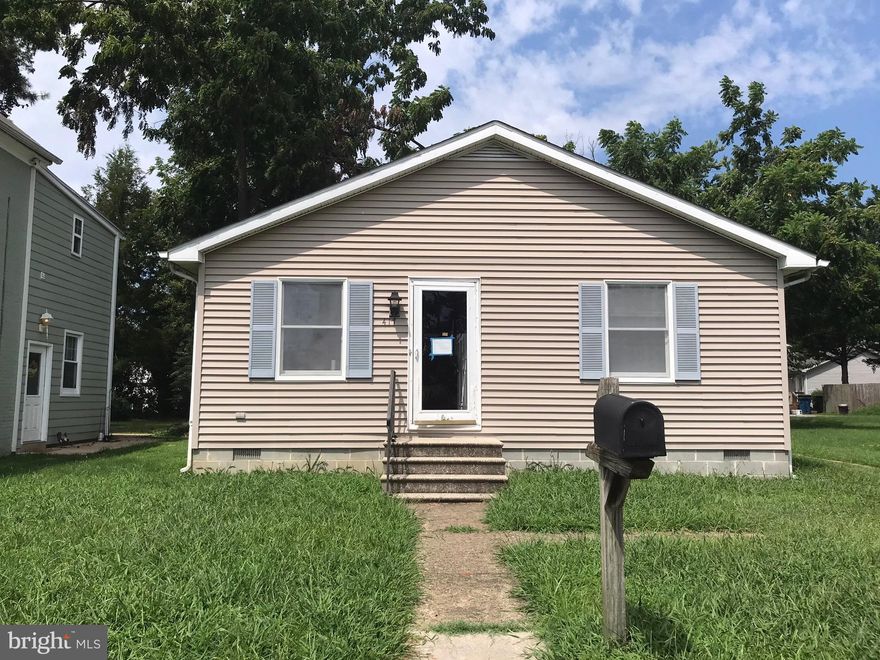 Great in town ranch located within walking distance to downtown amenities and shopping.  3 full bedrooms and large eat in kitchen .  Workable floor plan offers homey feel and convenient living ! No HOA limitations.