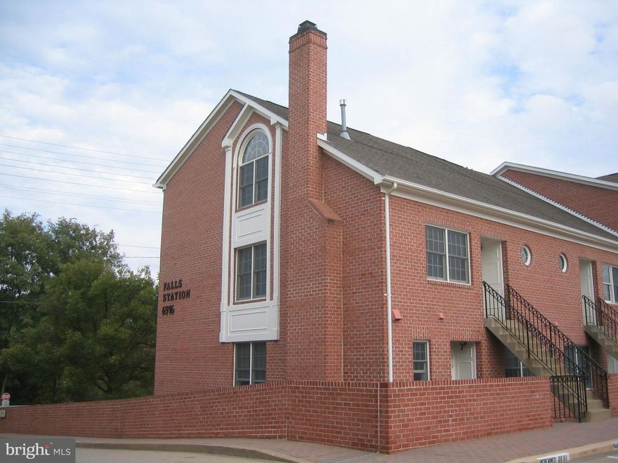 WALK TO METRO - ORANGE LINE Arlington-East Falls Church station!   Bright luxury BRICK END-UNIT townhome-condo!  2 large master suites (HUGE GRAND MASTER SUITE  is 24' x 12' w/ 2 Palladian windows, gas fp, built-ins, walk-in closet & spa bath).   Nearly 1,400 sq.ft., 2 fireplaces, vaulted ceilings, 2 parking spaces, 1 block to W&OD trail. Owner is licensed Virginia real estate agent.