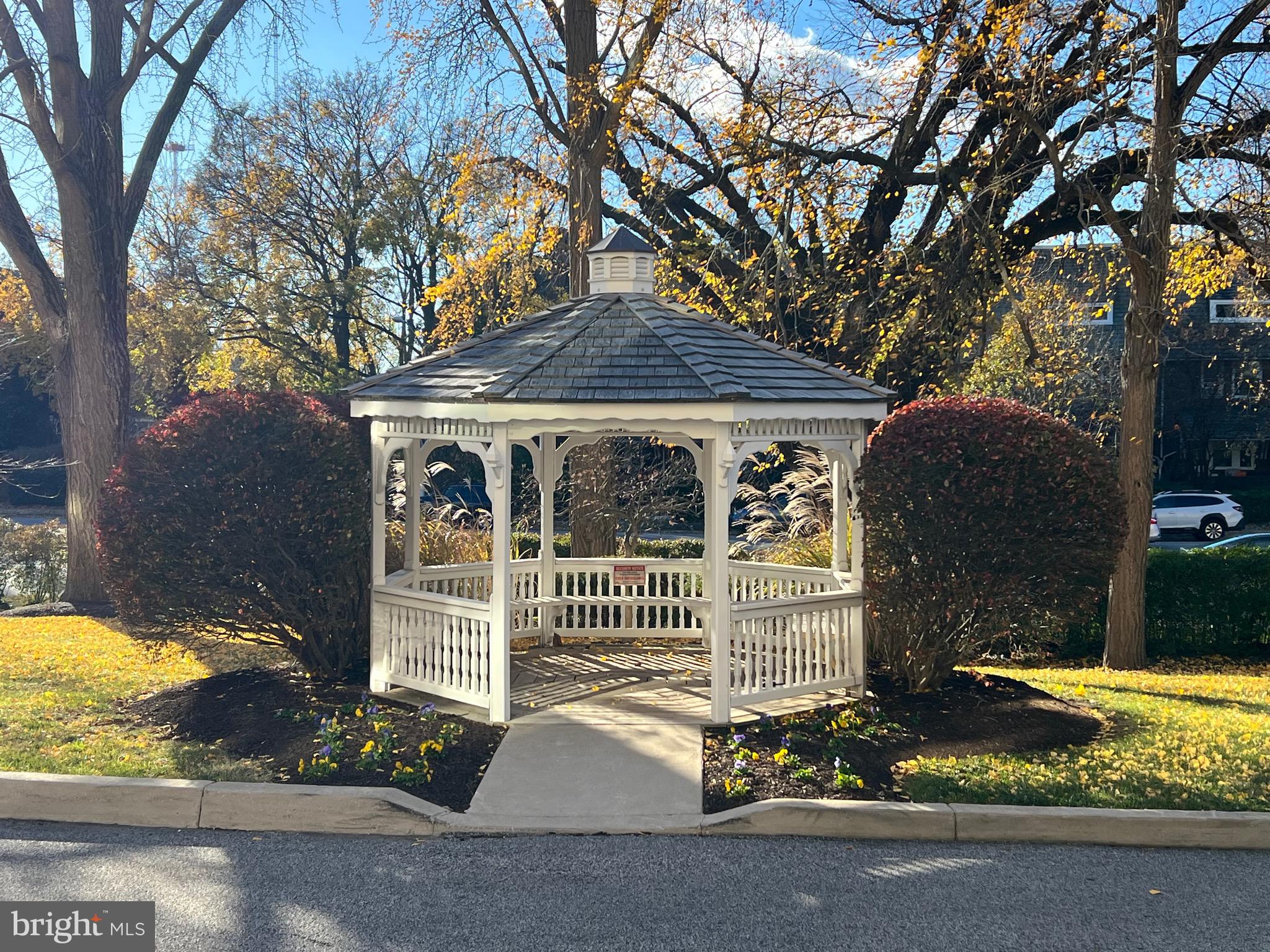 4401 ROLAND AVENUE 402