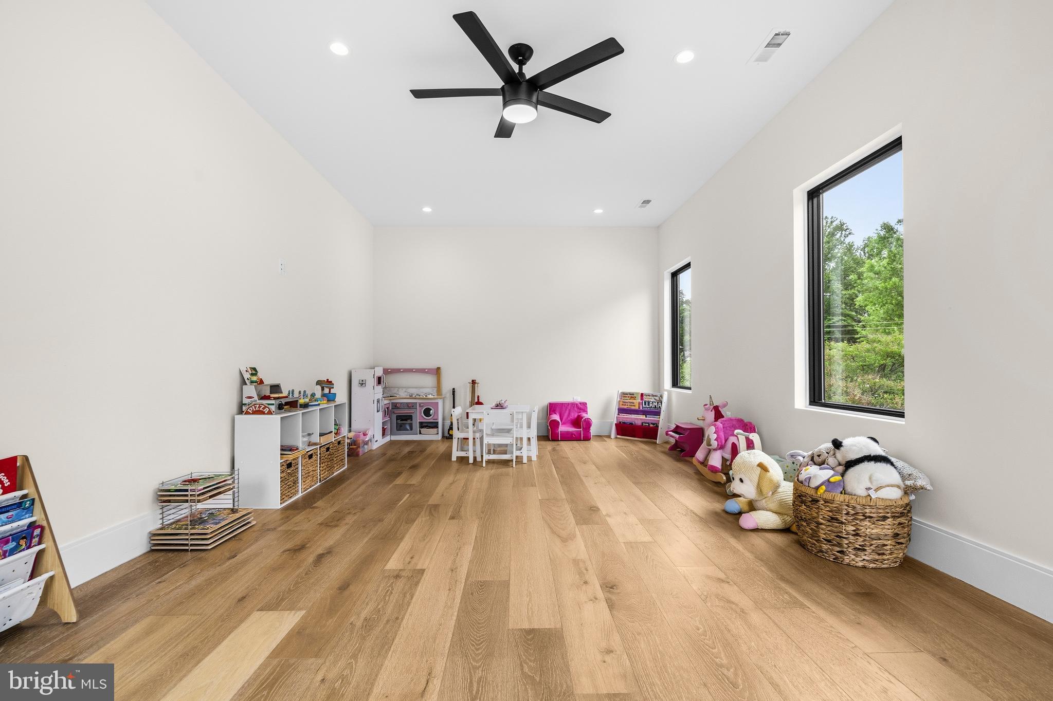 VIENNA WOODS - Residential