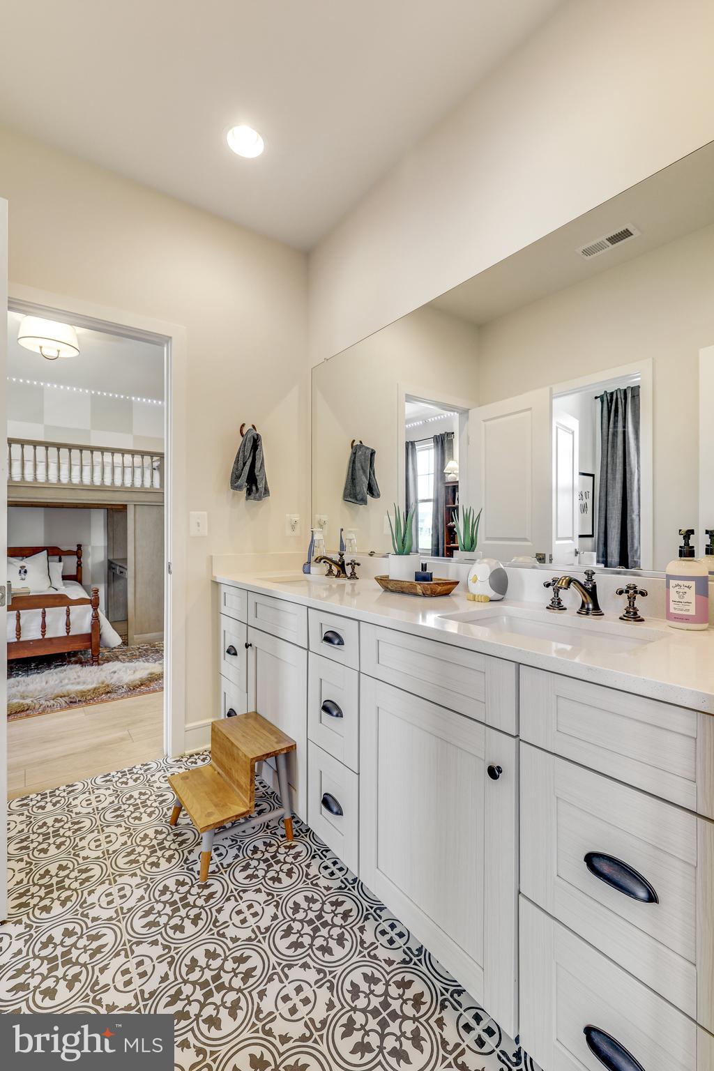 MEADOWBROOK - Residential