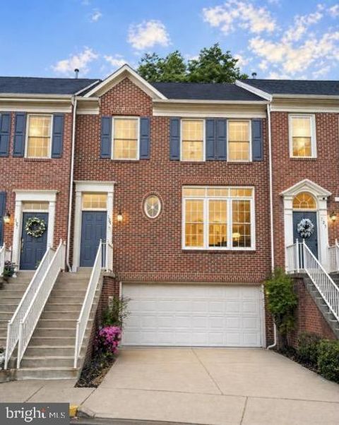 Photo of 125 Roland Court SW, VIENNA, VA 22180 (MLS # VAFX2307062)