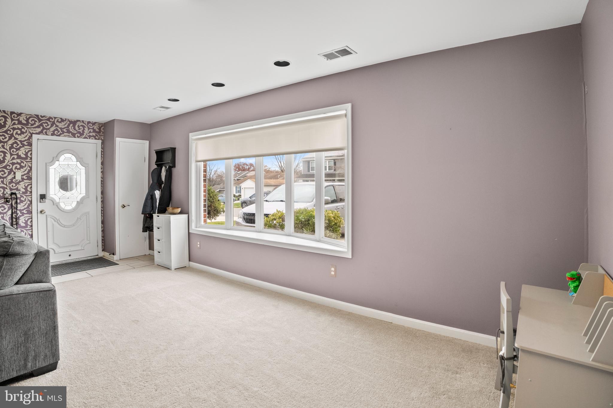 CONSTANT FRIENDSHIP - Residential