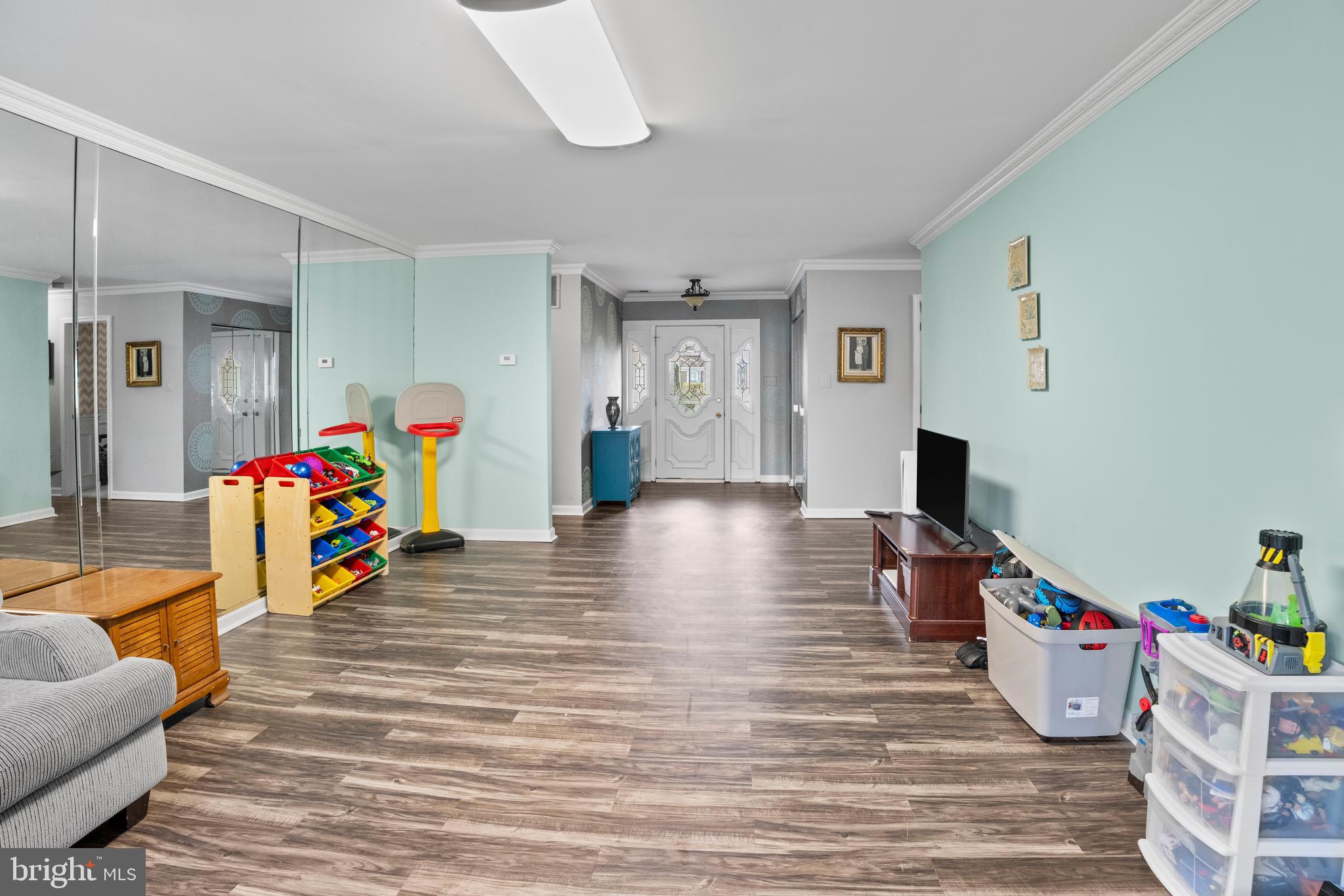 CONSTANT FRIENDSHIP - Residential