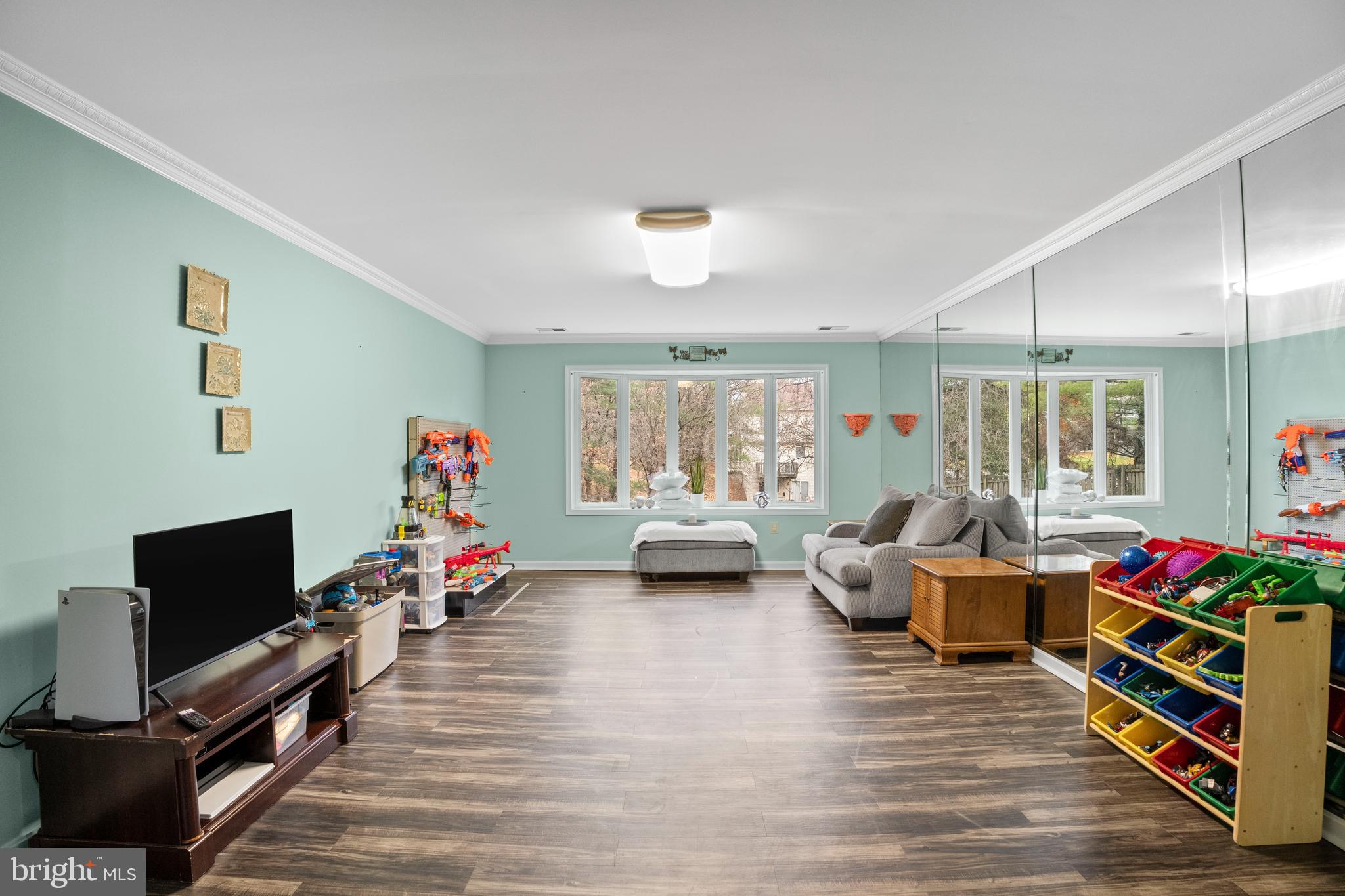 CONSTANT FRIENDSHIP - Residential