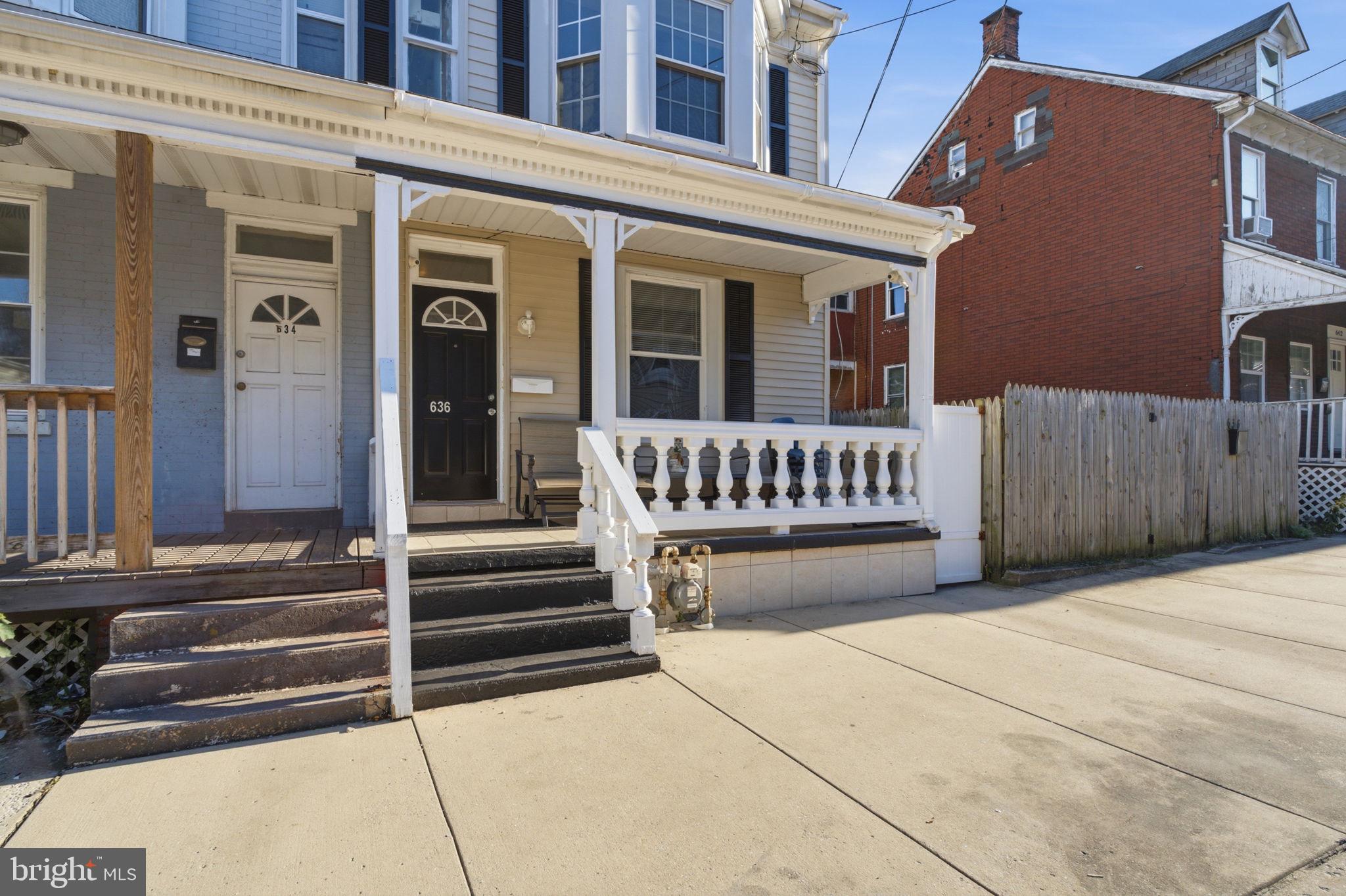 636 W COLLEGE AVENUE