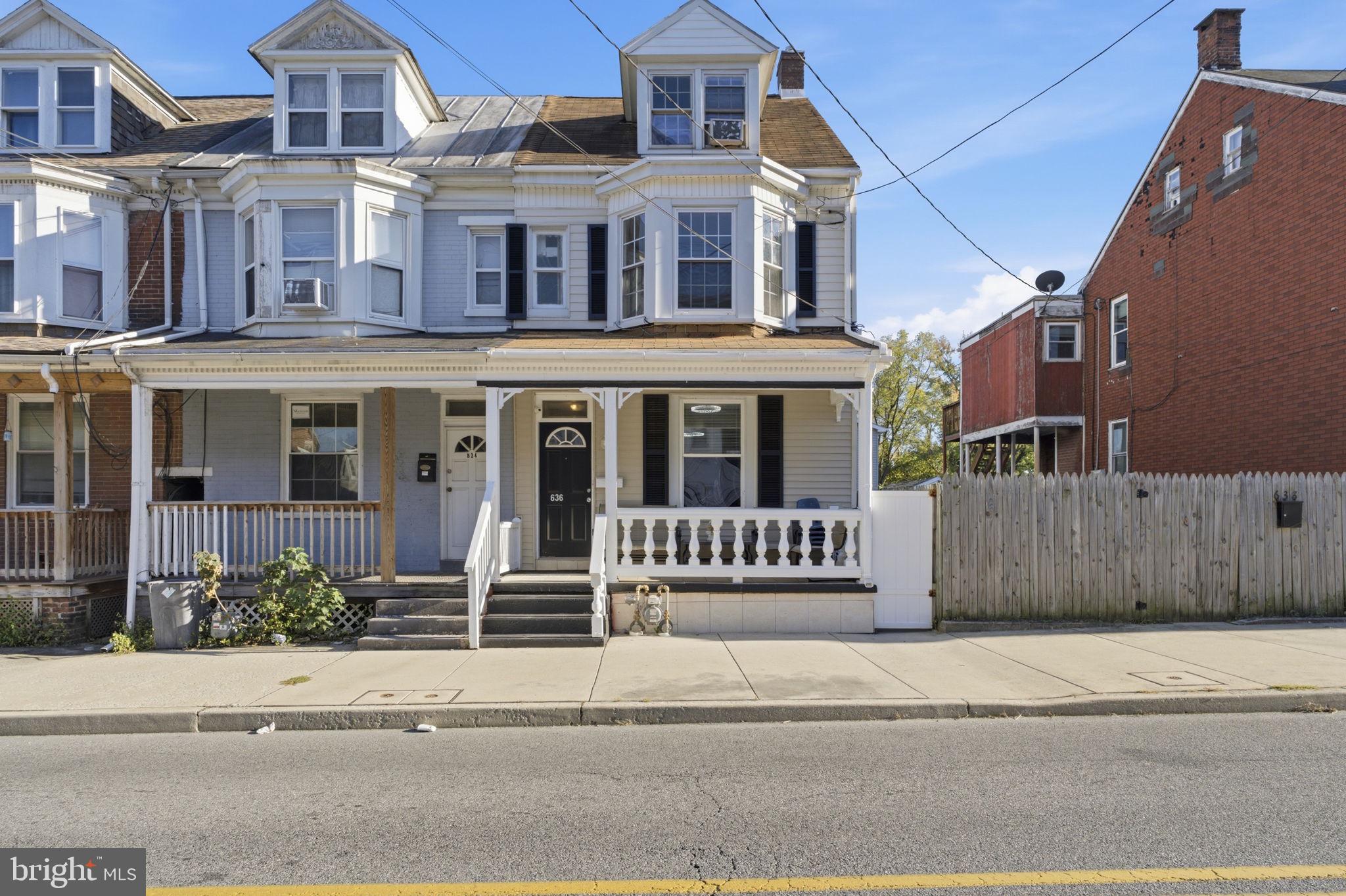 636 W COLLEGE AVENUE