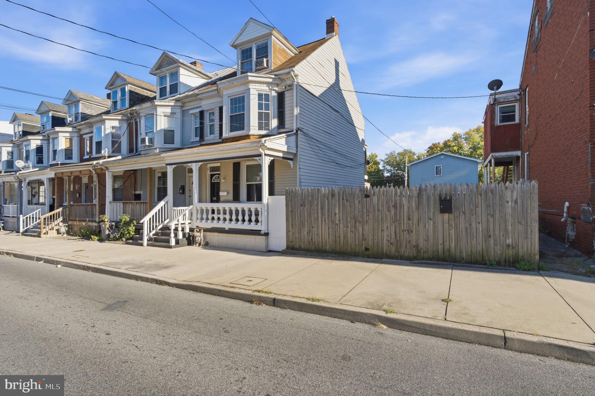 636 W COLLEGE AVENUE