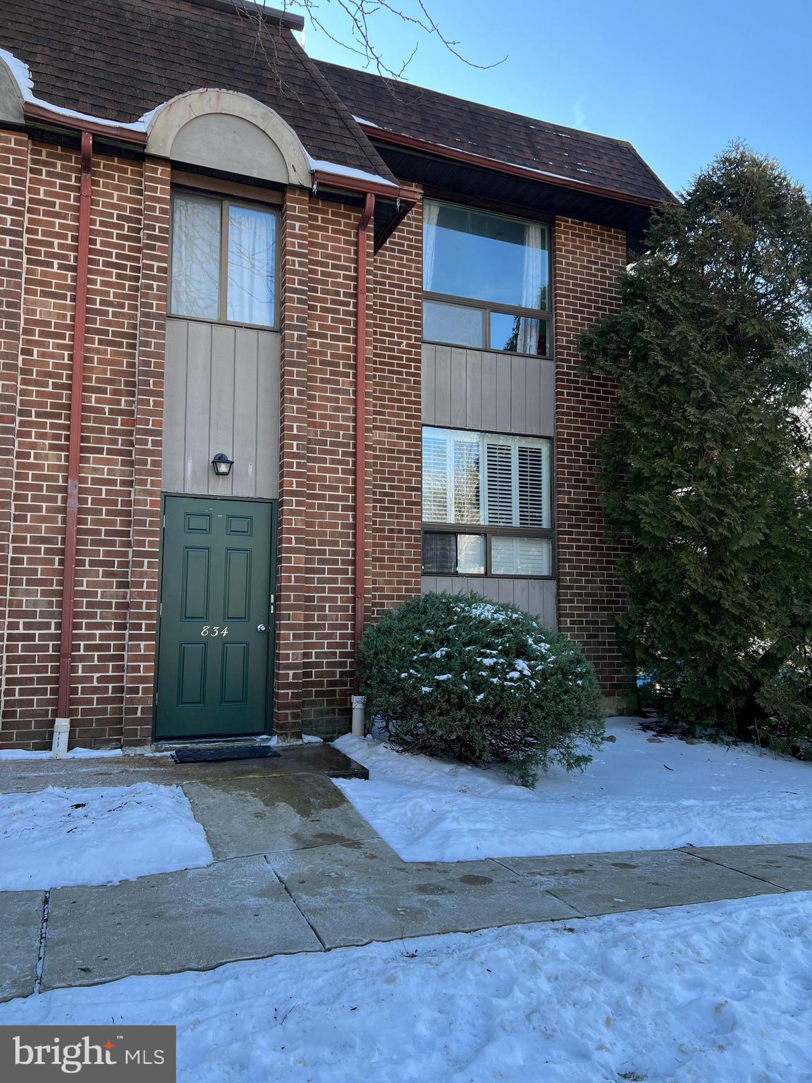 End-unit first-floor Condo in a great care-free living Community with award-winning Wallingford-Swarthmore schools! Two-bedroom, 1 Bath, large living room, dining area with a balcony in a great location with extra sunlight and easy access to open space; Central air, laminated floor, large storage closets, large basement with laundry and storage space; Fresh painting throughout with many recent updates; Reserved one car parking space just next to the Unit with plenty of visitor parking; walking distance to Condo association office and pool (free access in the summer); Close to major roads and public transportation (just minutes from I-476, I-95, Septa train stations); Convenient access to dining, theaters, libraries, Media downtown, shopping centers and Malls.