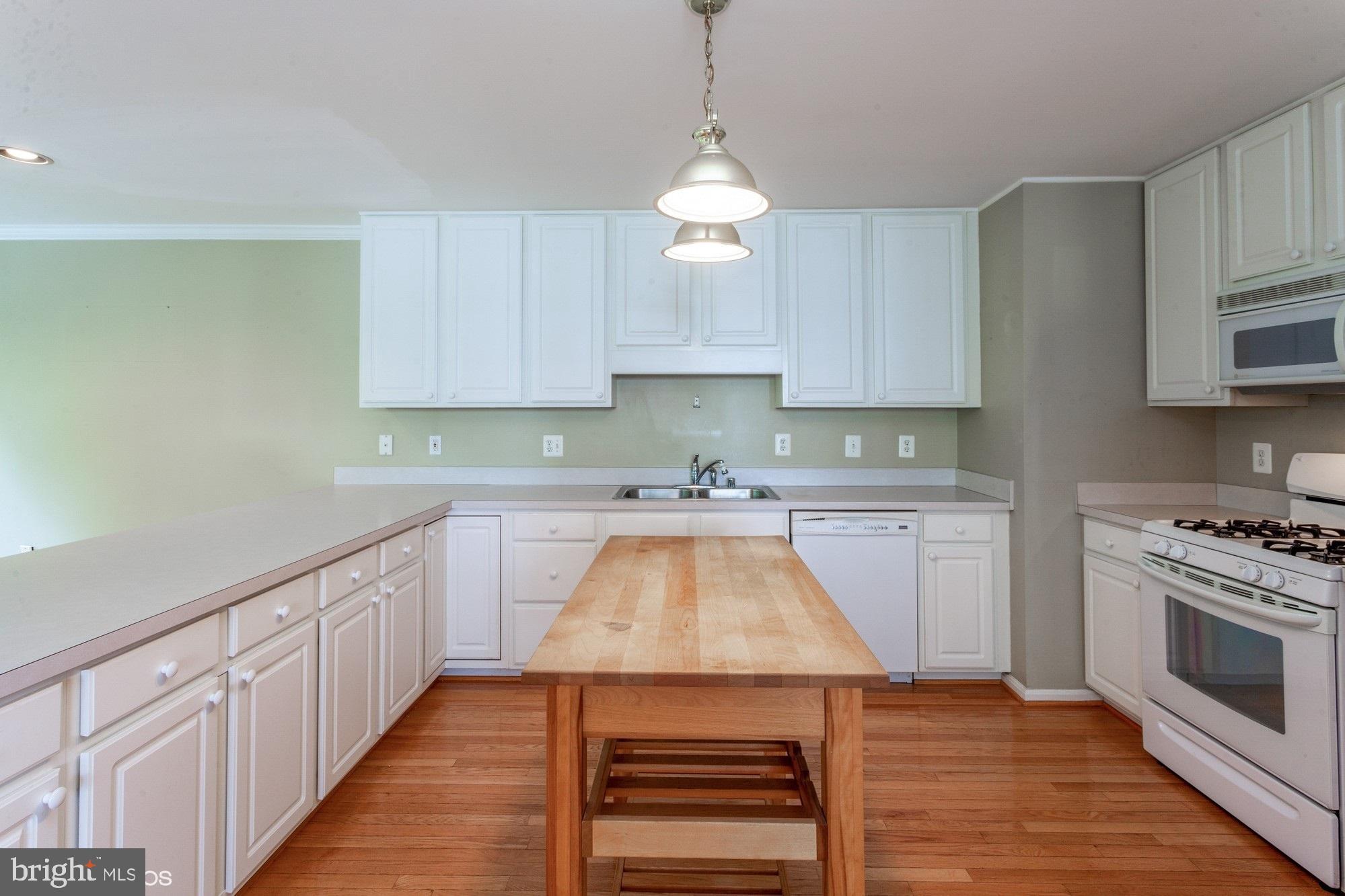 GOLDSBOROUGH MANOR - Residential