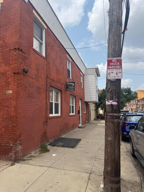 Townhouse For Sale - 901 Winton Street<br/> PHILADELPHIA, PA 19148