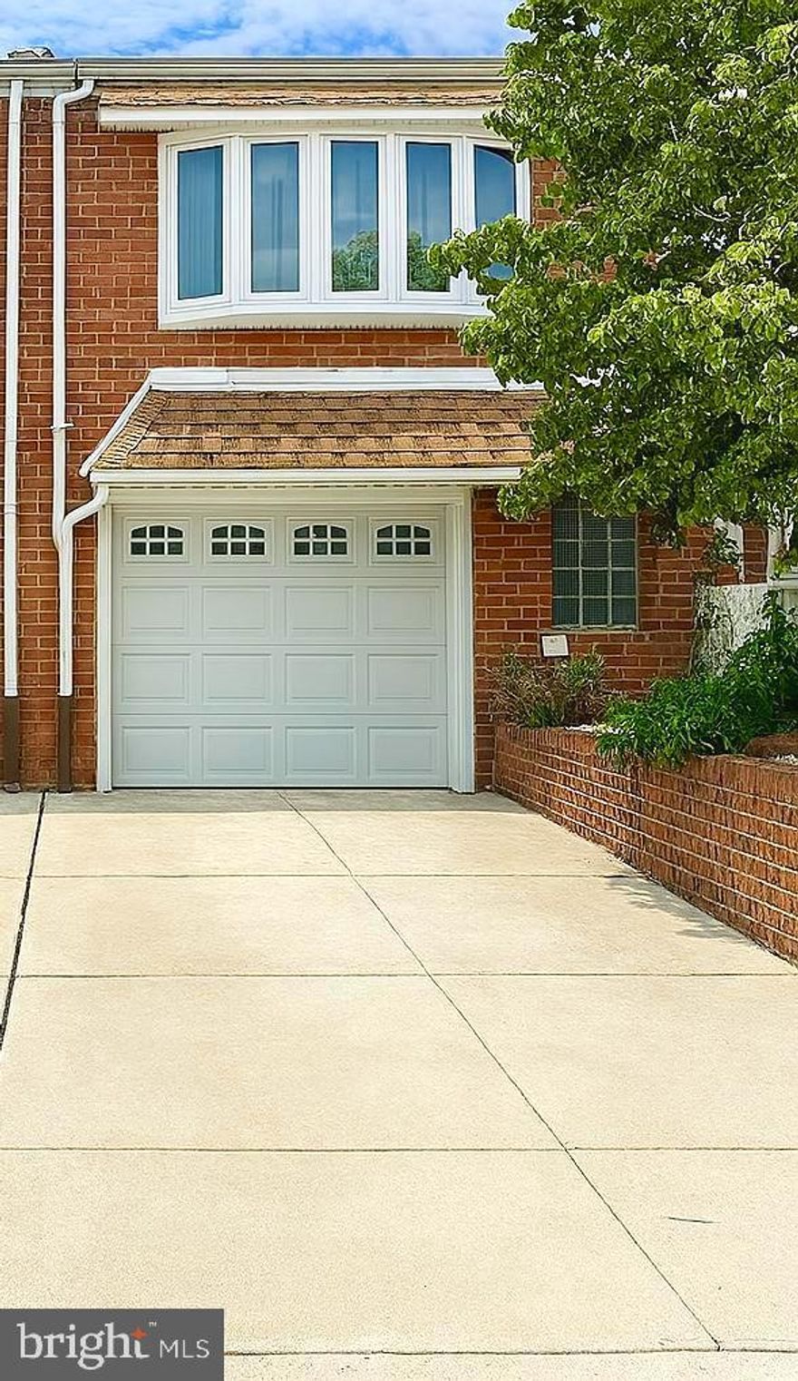 Nice Rancher, features Living Room/ Dining Room combo; Dining room w/ c/f;  Kitchen w/ hardwood parquet flooring,   newer refrigerator (7yrs), new faucet, GD, Microwave, newer stove/oven ( 7 yrs);  2 nice sized Bedrooms w/ c/fs; Rec Room in basement, with access to rear fenced yard, entrance to attached garage and front driveway, 2nd refrigerator; Laundry room with newer washer (3 yrs) & dryer ( 7yrs); Remodeled Powder room. Features new RHEEN HVAC system (4 yrs);  newer shingle roof (12yrs). 40" flat screen TV w/ stand,  Armoire, newer front Bow window ( 5yrs). Outlet hookups for cable throughout the house, also has roof antenna ( for digital viewing if applicable).