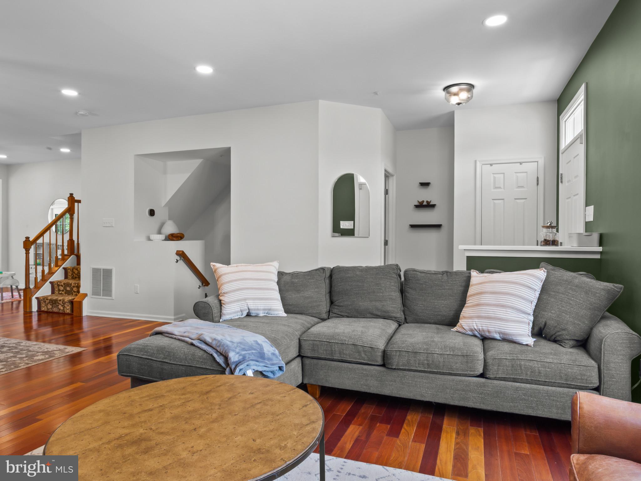 SOUTH RIVER COLONY - Residential