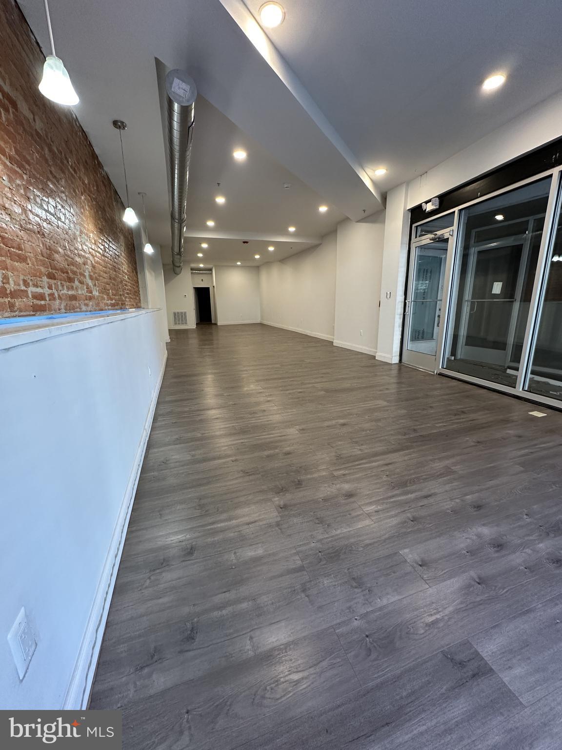 KENSINGTON - Commercial Lease