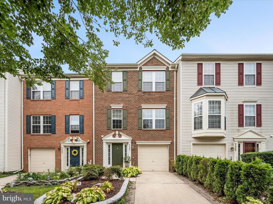 STUNNING newly renovated 3 bedroom 2 1/2 bath luxury townhouse in South Riding!  This home is a beauty, boasting a gourmet kitchen, loads of natural light, master bedroom with walk-in closet, fully fenced yard, patio/deck, and one car garage.  Great commuter location close to Route 50, Route 28, and a quick commute to Reston/267.  A MUST SEE!