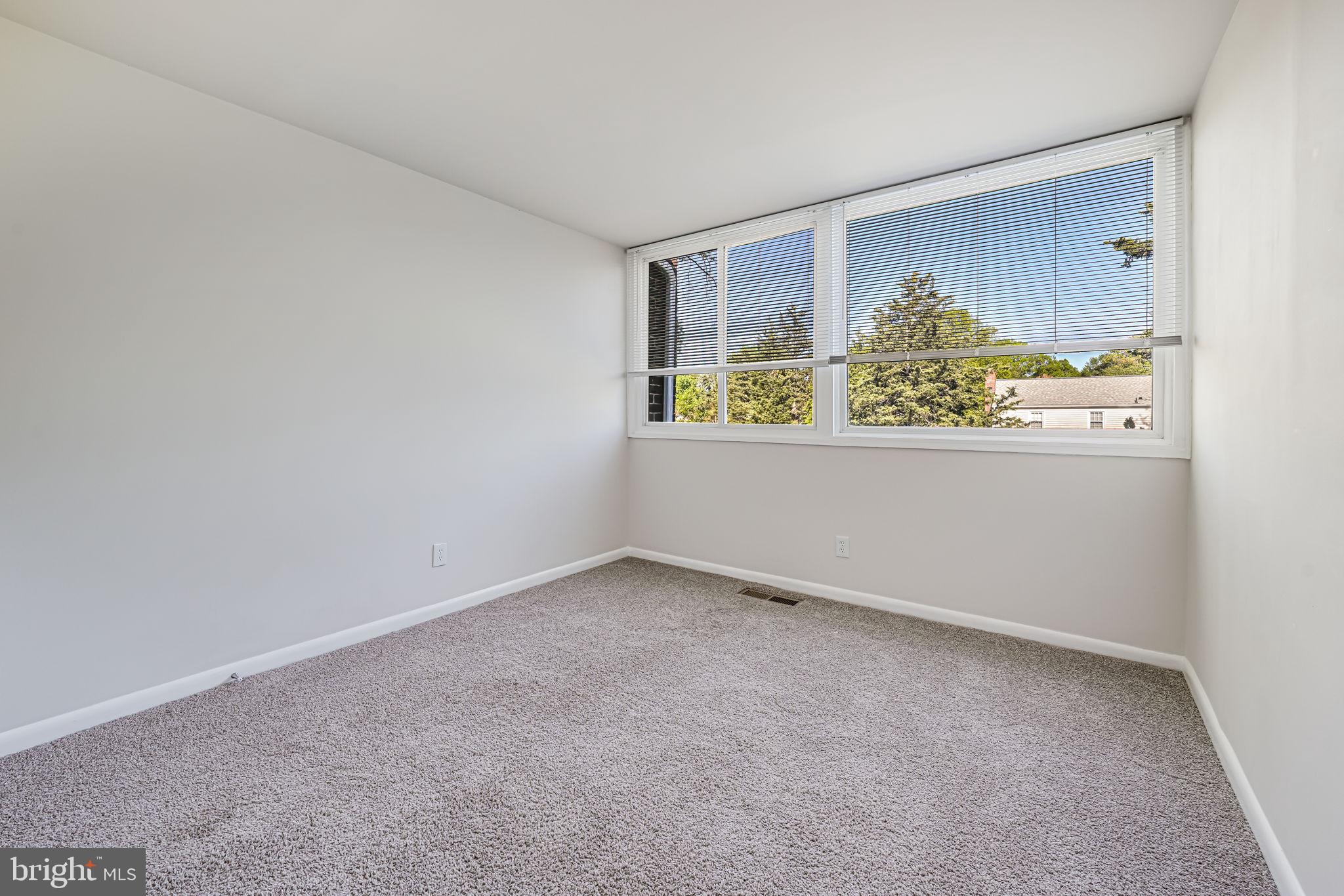 DULLES PARK TOWNHOUSES - Residential