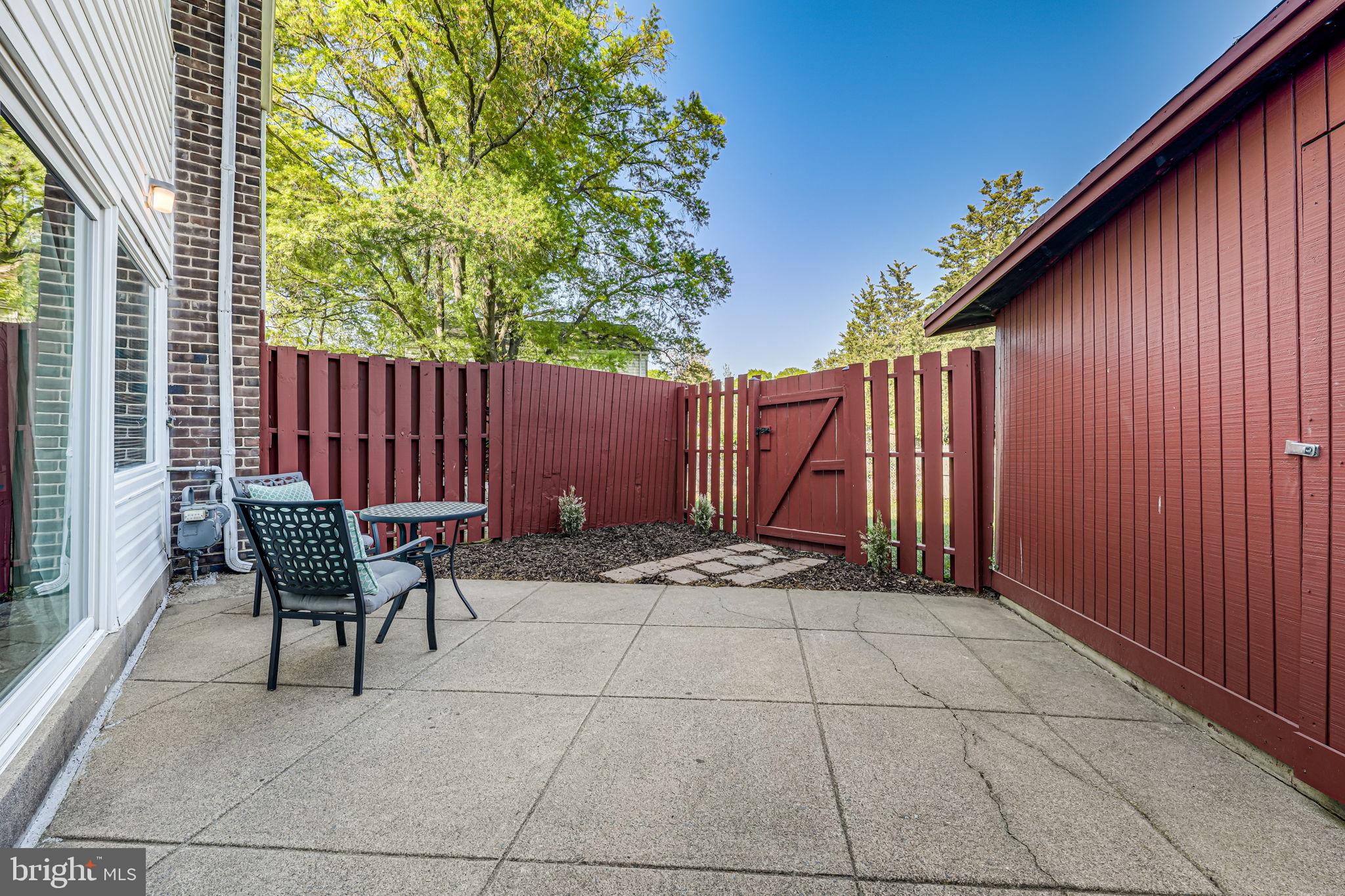 DULLES PARK TOWNHOUSES - Residential