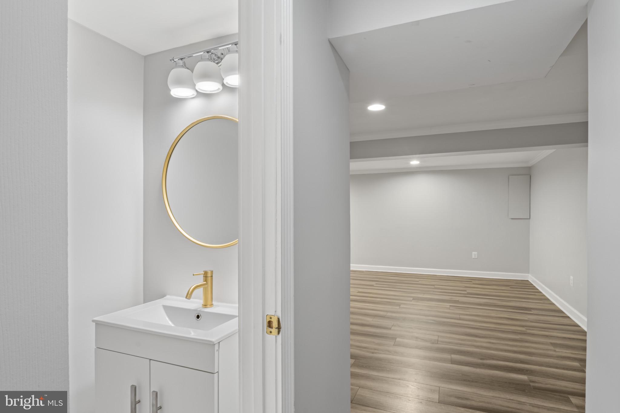 WILLIAMSBURG SQUARE - Residential