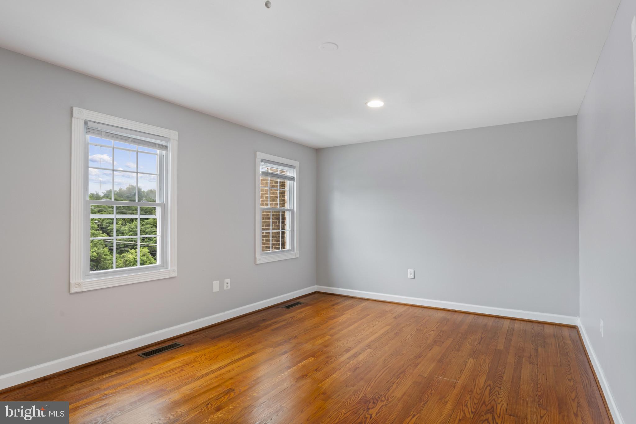 WILLIAMSBURG SQUARE - Residential