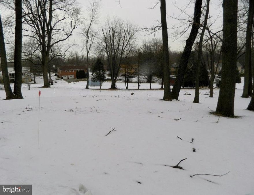 Nice quiet lot ready for your builder.