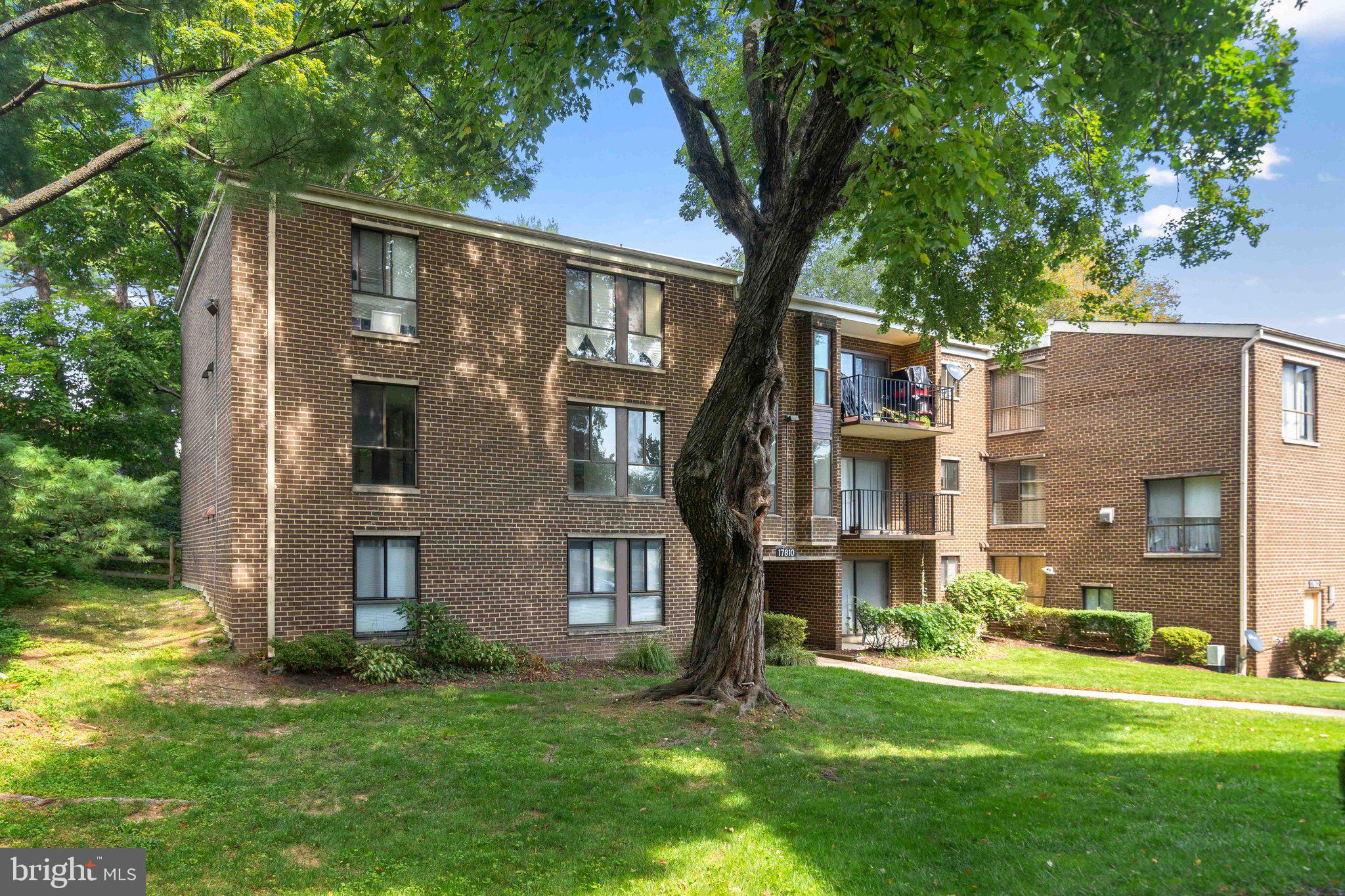 CAMELBACK VILLAGE - Residential