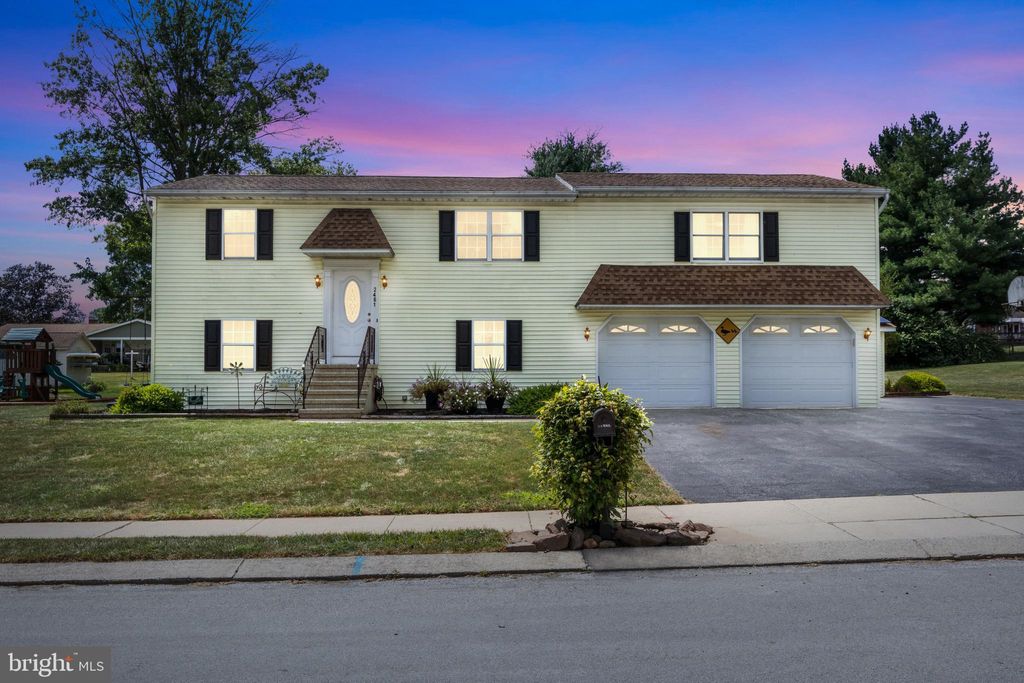 Photo of 2461 Heather Road, YORK, PA 17408 (MLS # PAYK2094774)