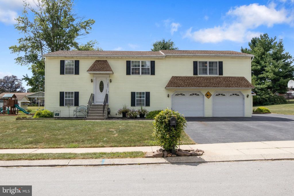 Photo of 2461 Heather Road, YORK, PA 17408 (MLS # PAYK2094774)