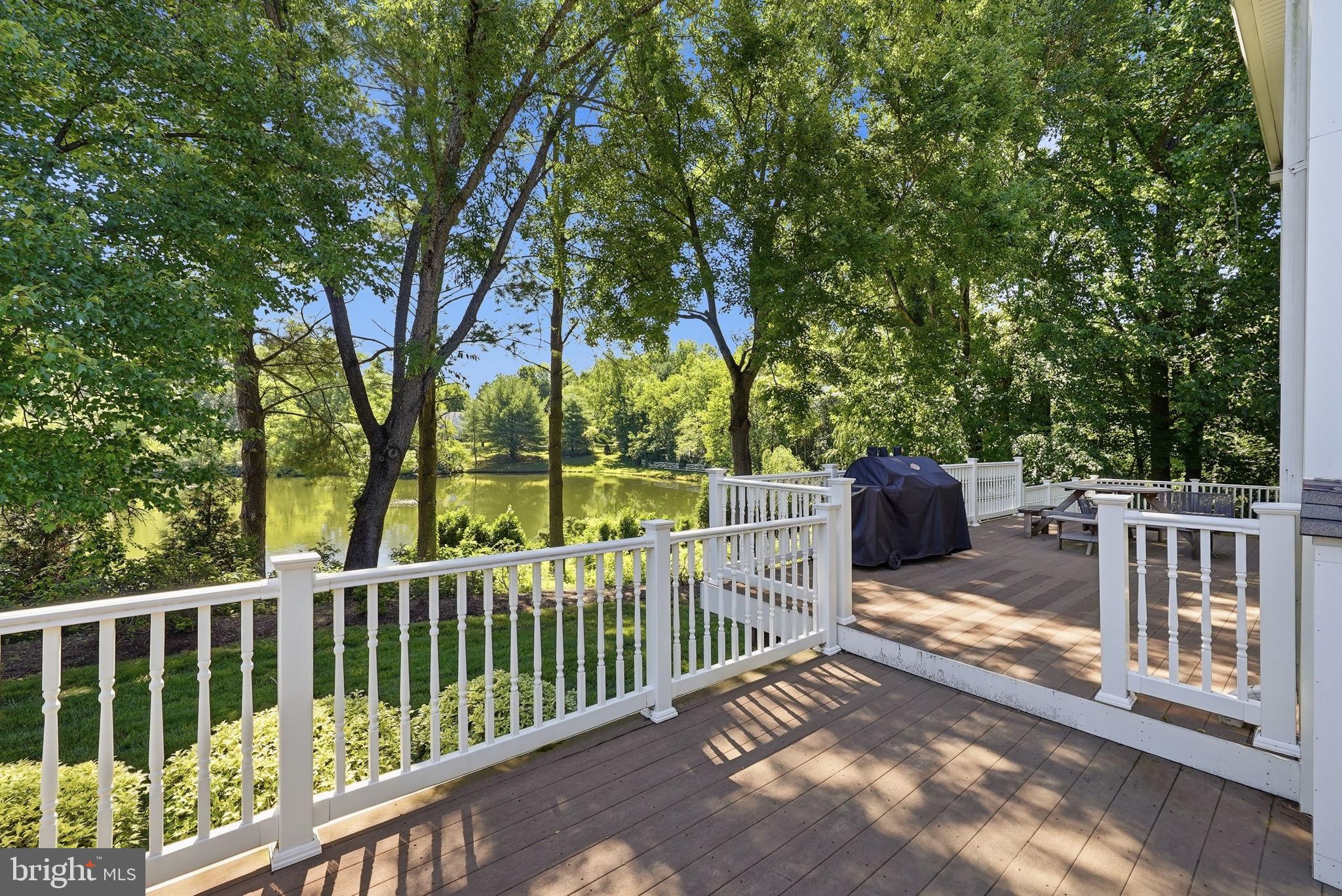 10211 LAKEWOOD DRIVE