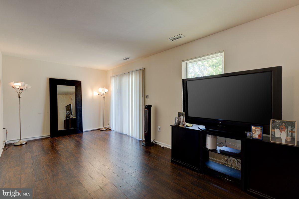 LONDON WOODS - Residential