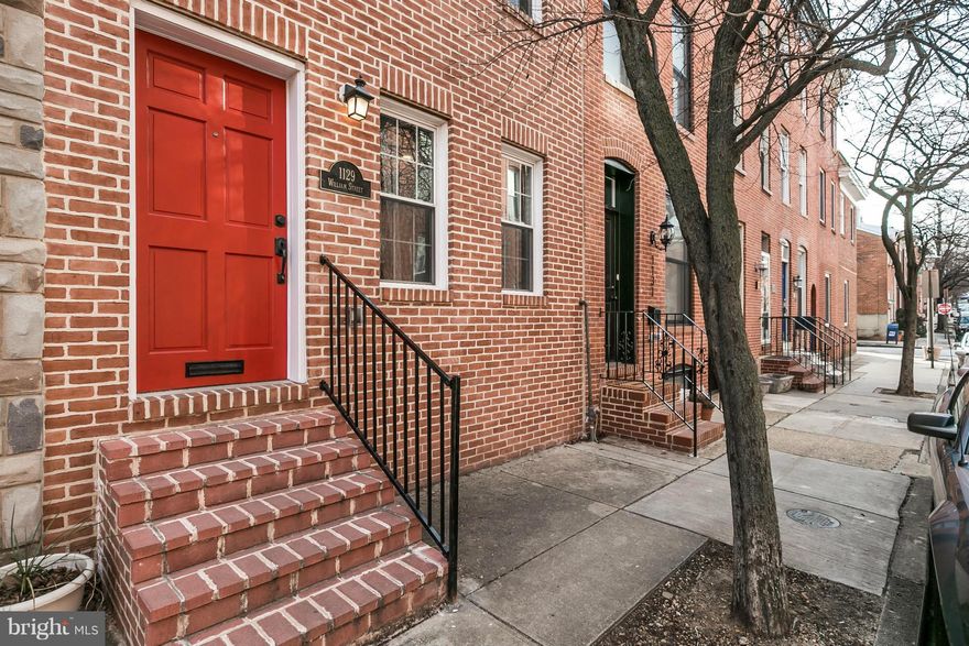 Huge price reduction- Seller says sell!!  Wonderfully wide, open versatile space. This young rehab sports wd flrs thruout, 3 big bdrms all w private bas & huge walk-in closets. Plentiful, rich kit cabinetry complimented by ample granite counter tops, SS, 5 burner gas stove & brkfst bar adjacent to TV/play/eating area. Zoned HVAC, tankless H2O heater, roof deck w downtown skyline view. Parking pad.